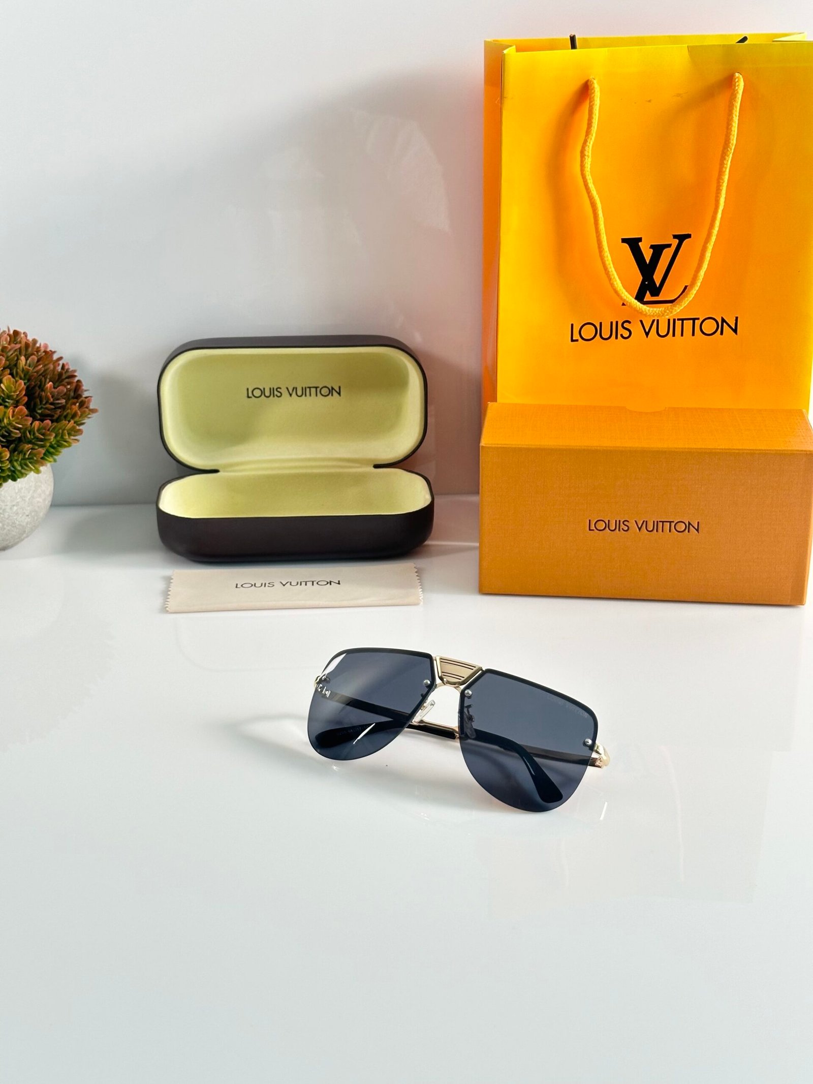 Louis_Vuitton_0205_Gold_Black - Image 4