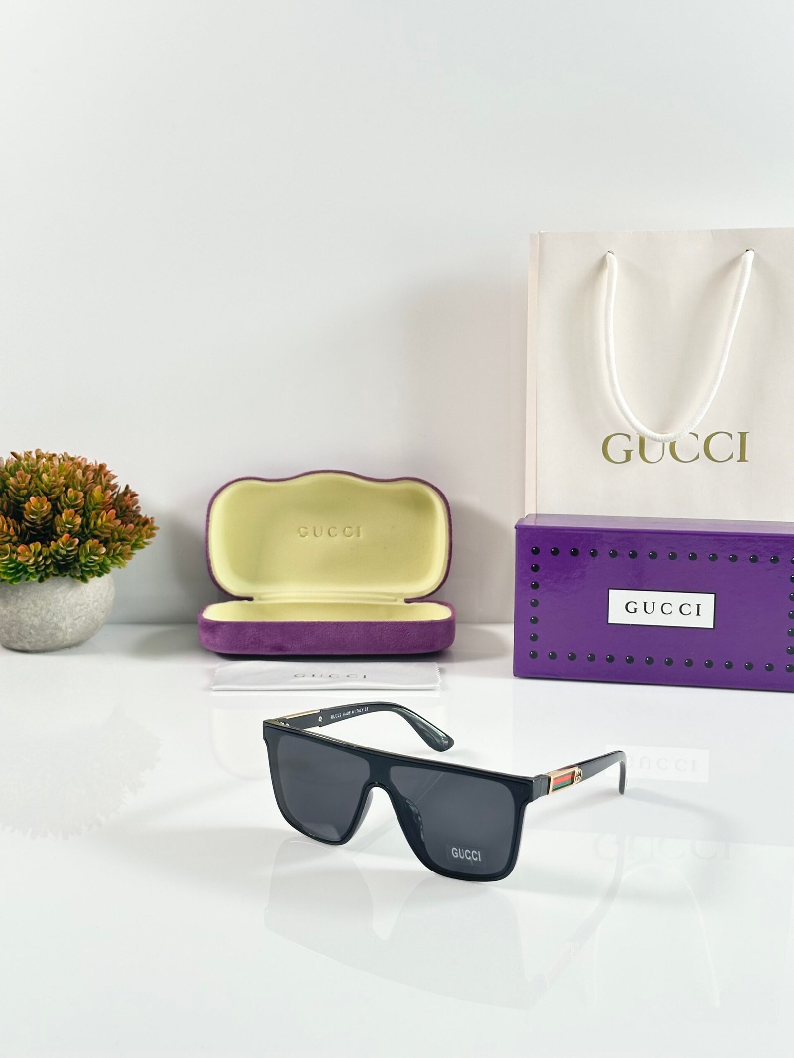 Gucci_0566_Gold_Black