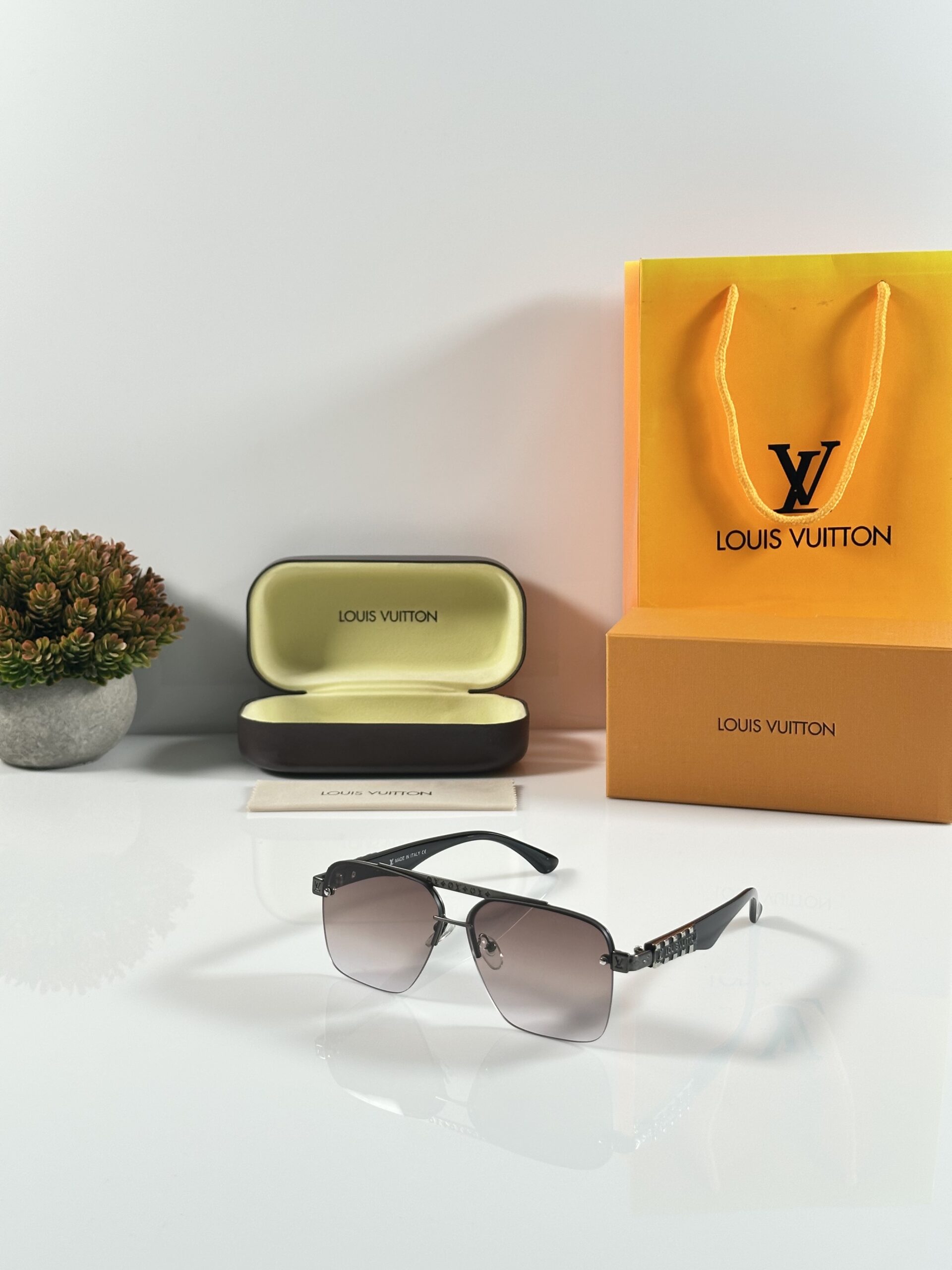 Louis_Vuitton_5125_Gun_Brown