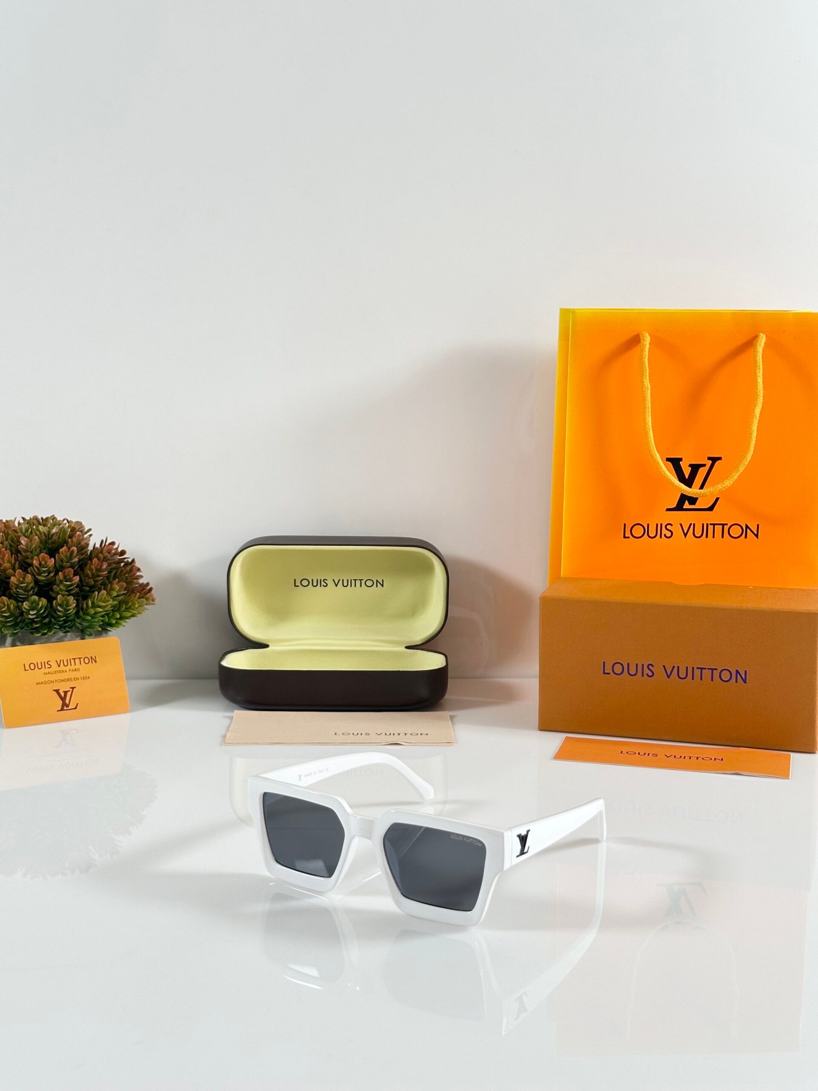 Louis_Vuitton_1505_White_Black