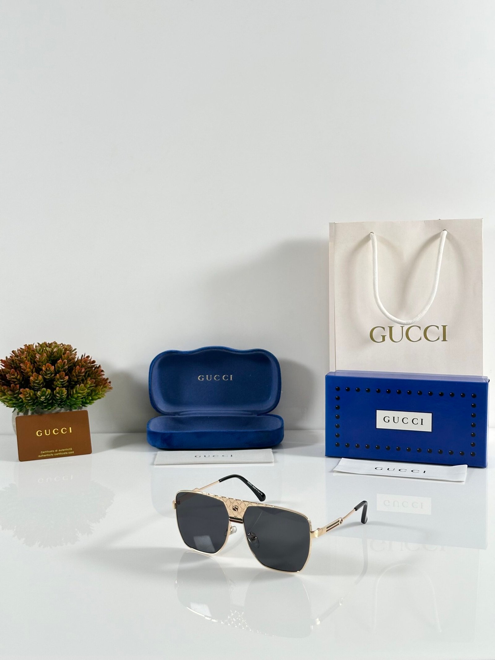 Gucci_0318_Gold_Black