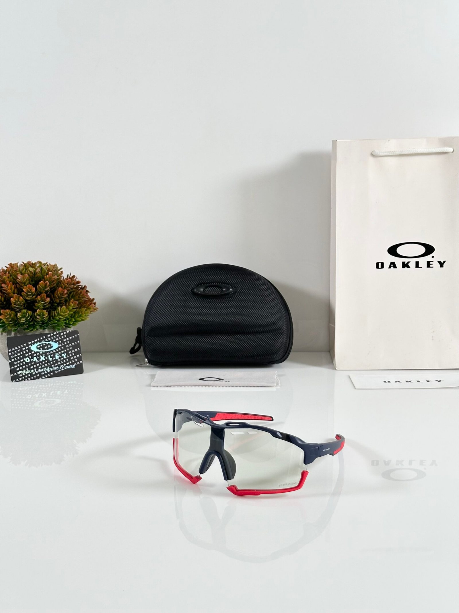 Oakley_8241_Blue_Red_Day