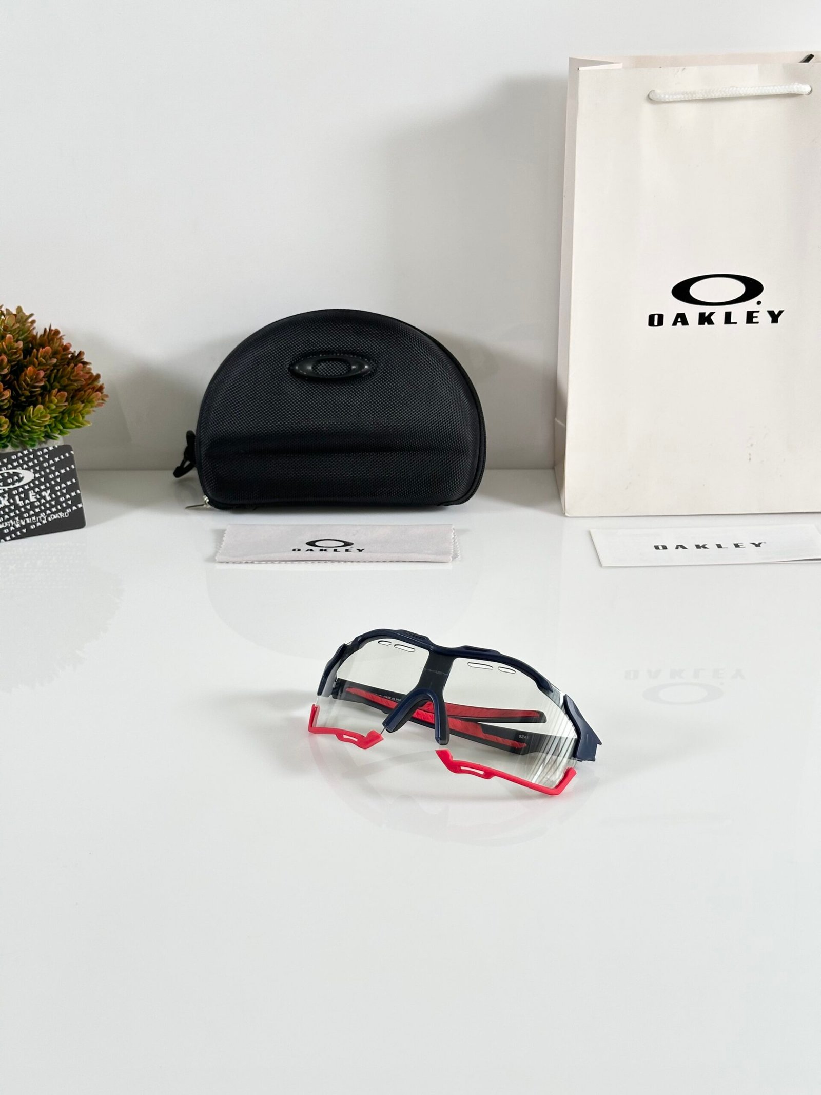 Oakley_8241_Blue_Red_Day - Image 4