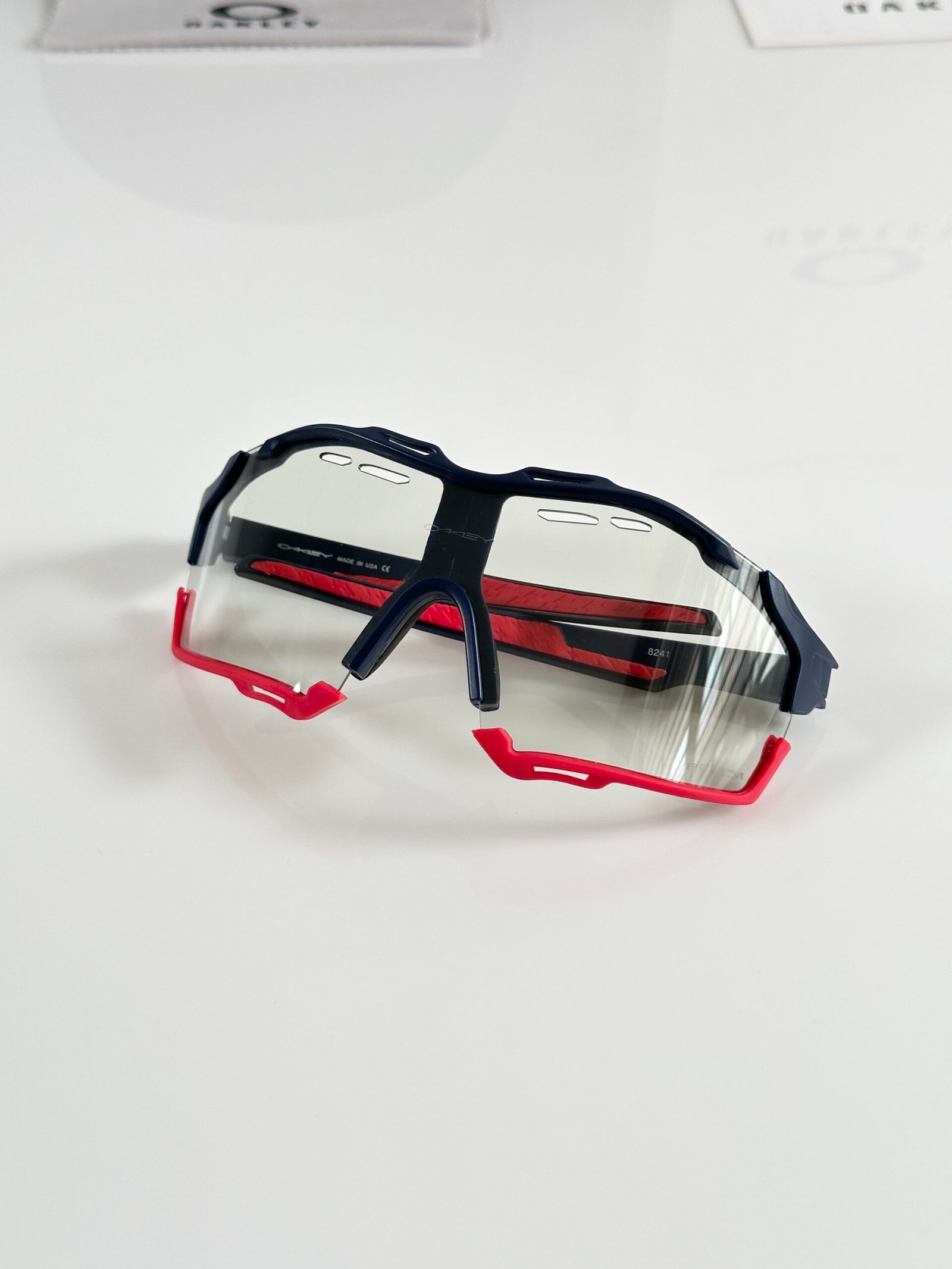 Oakley_8241_Blue_Red_Day - Image 3
