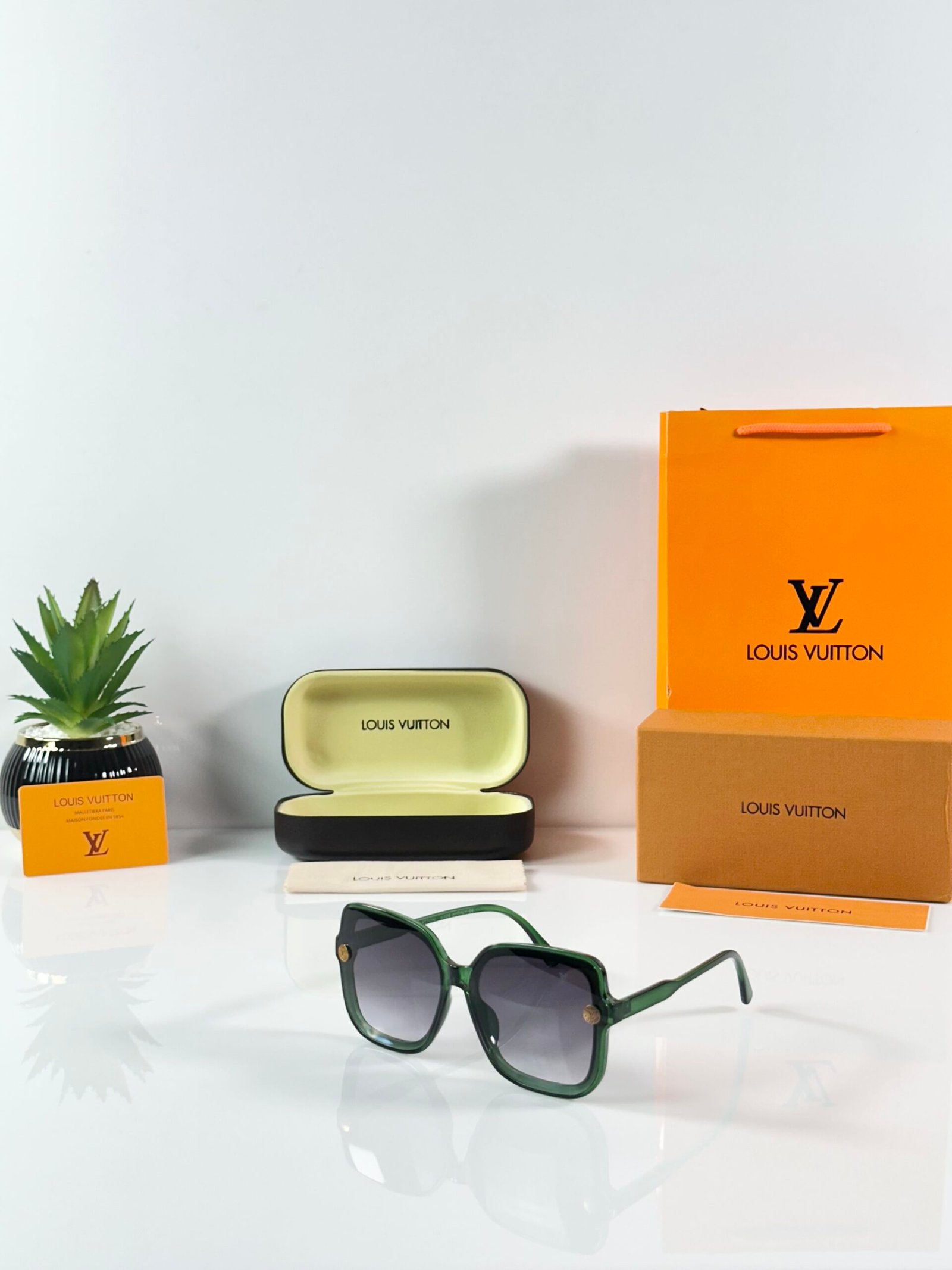 Louis_Vuitton_WMNS_8166_Green_Black_DC