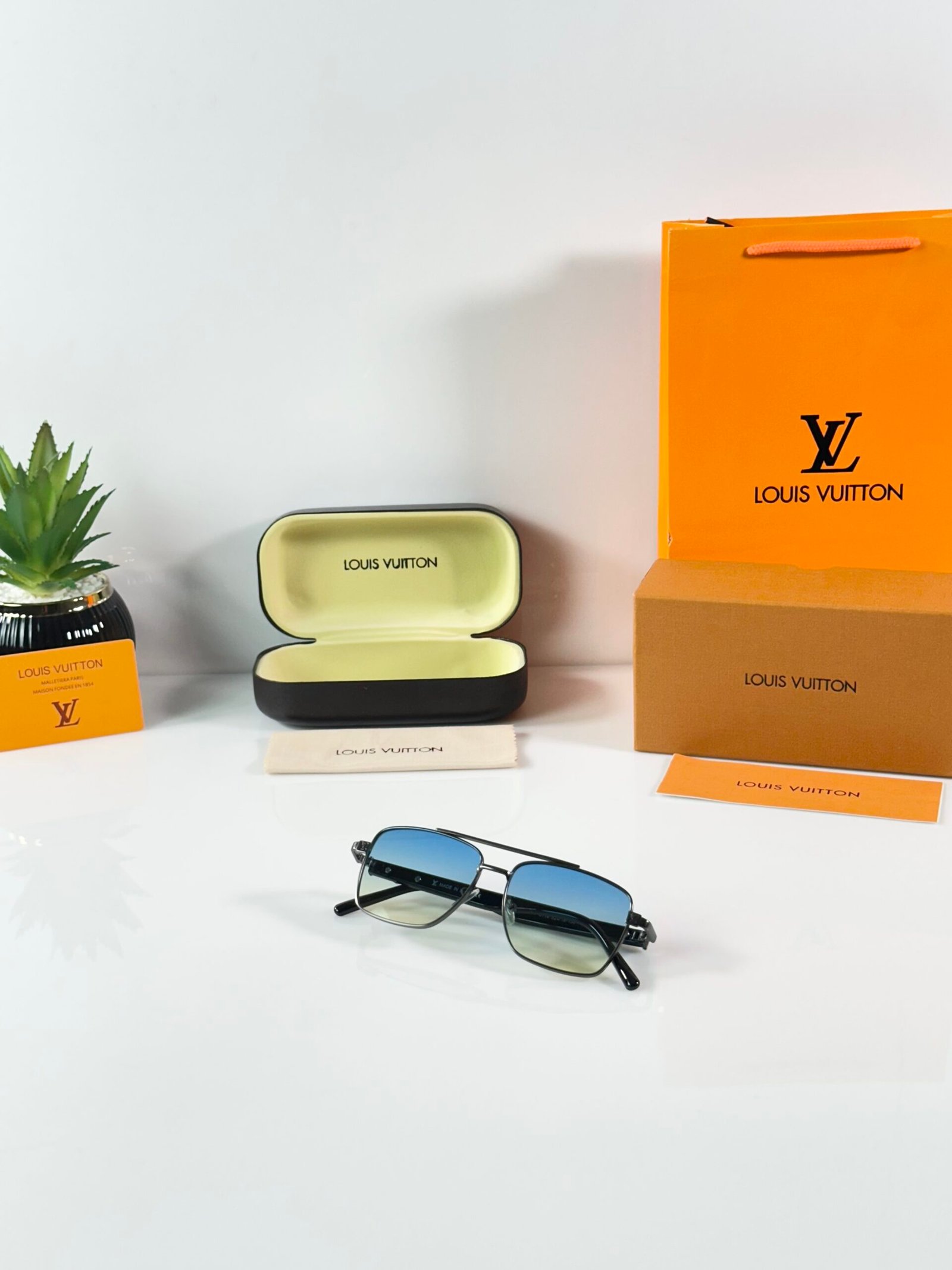 Louis_Vuitton_5114_Gun_Blue_DC - Image 4