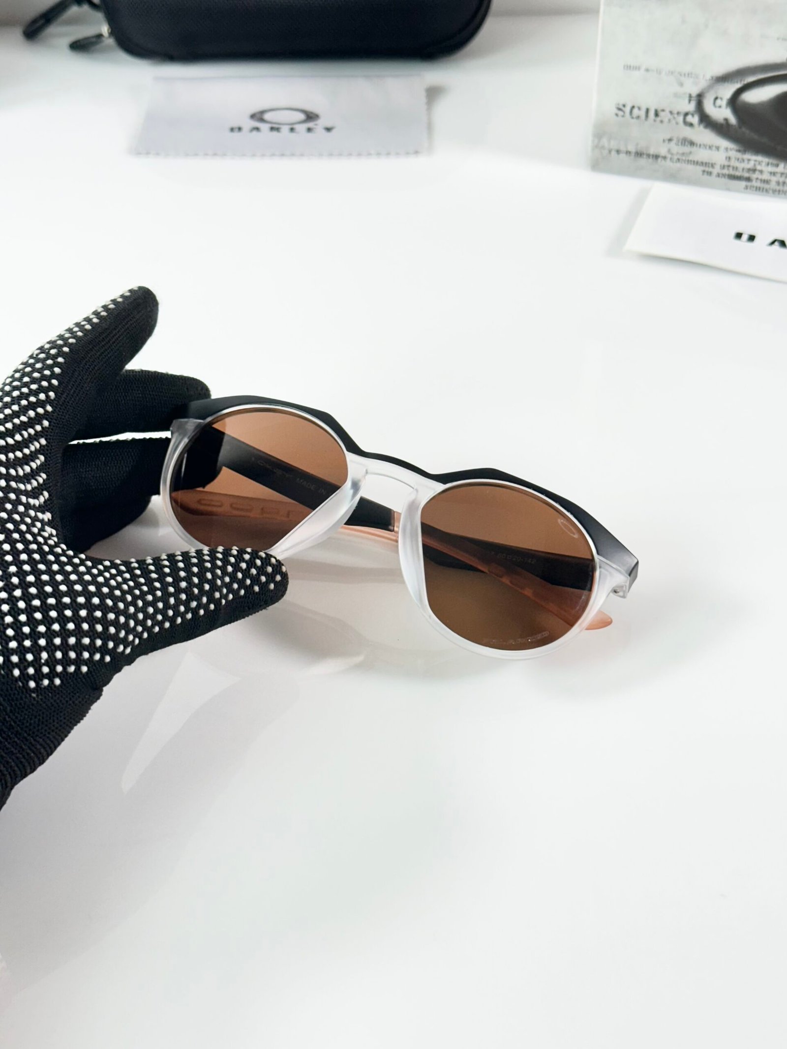 Oakley_3117_Ice_Black_Brown - Image 3