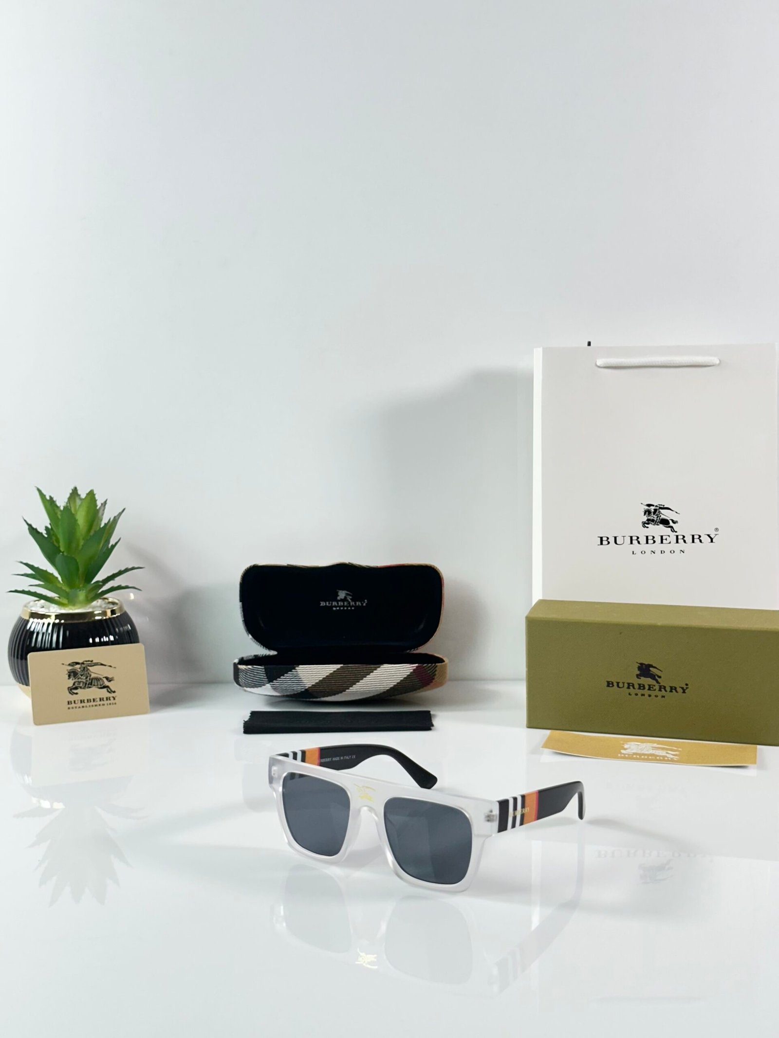Burberry_4649_Ice_Black