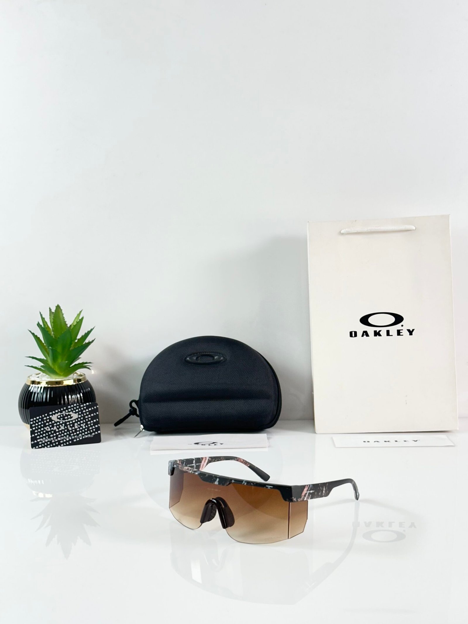 Oakley_9957_Brown