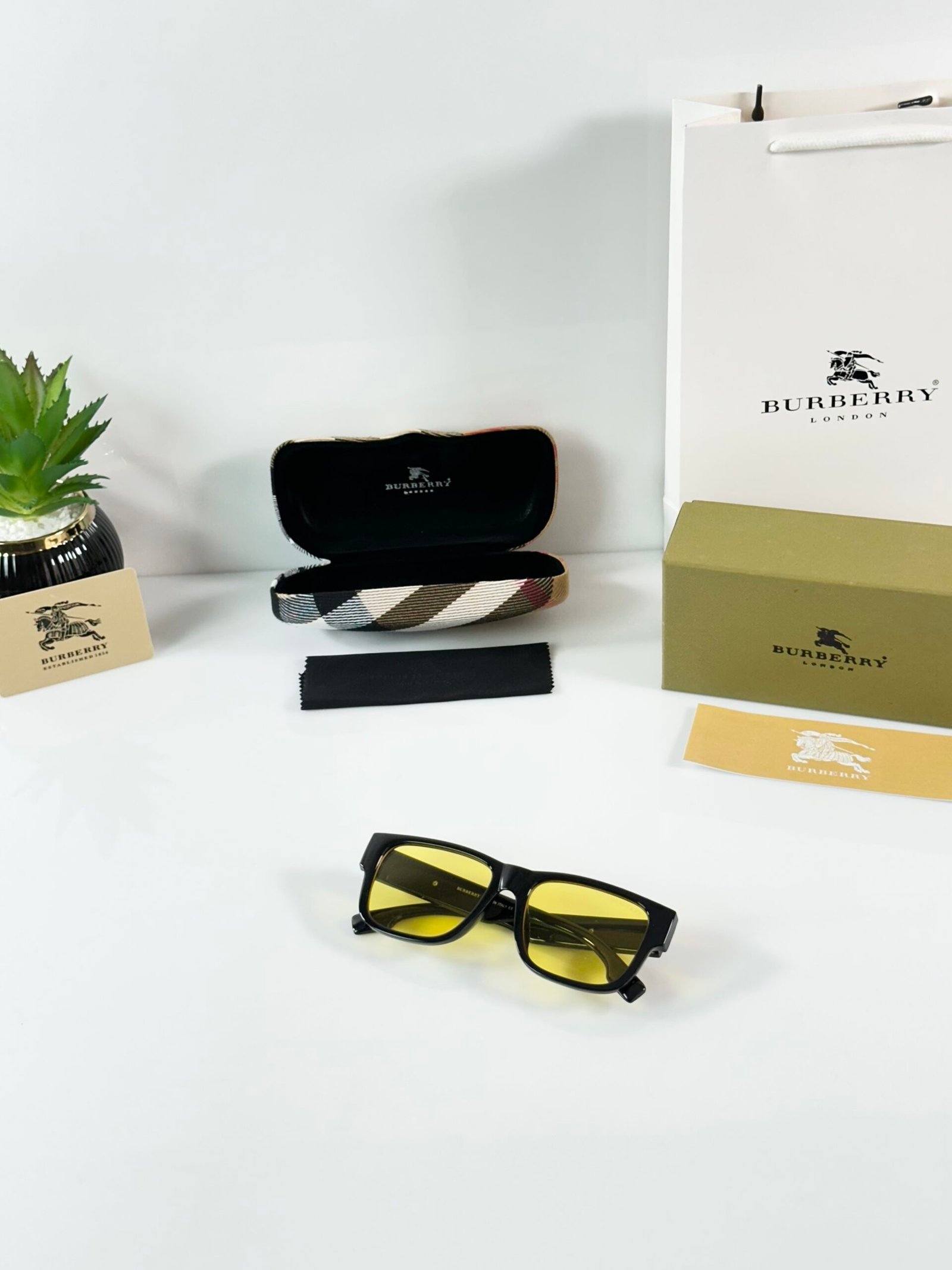Burberry_4358_Black_Yellow - Image 4