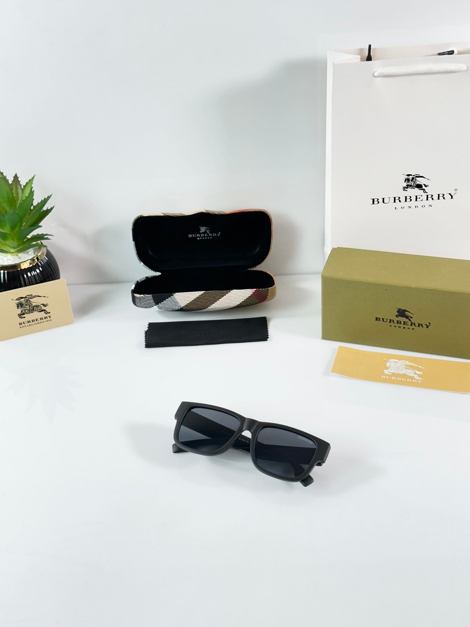 Burberry_4358_Black_Multi - Image 4