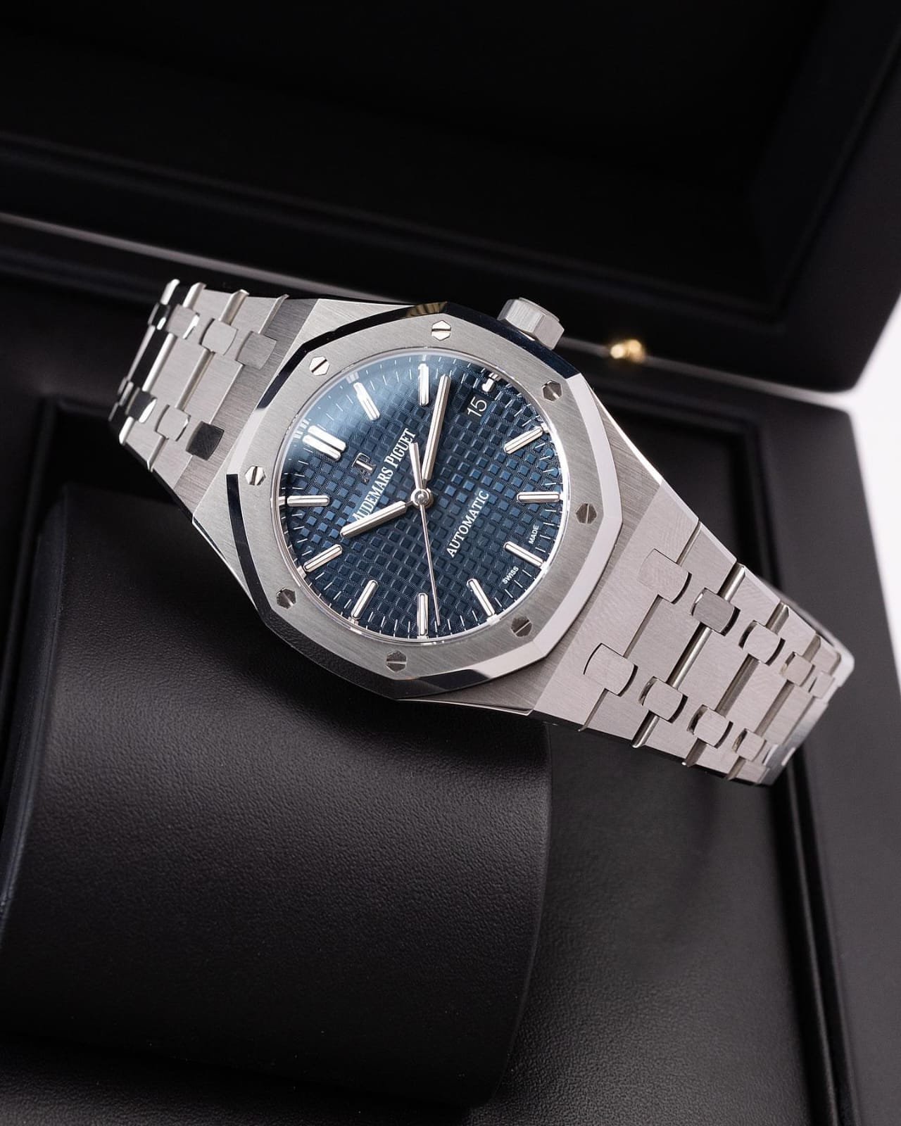Audemars_piguet royal Oak Quartz Silver-Blue - Image 3