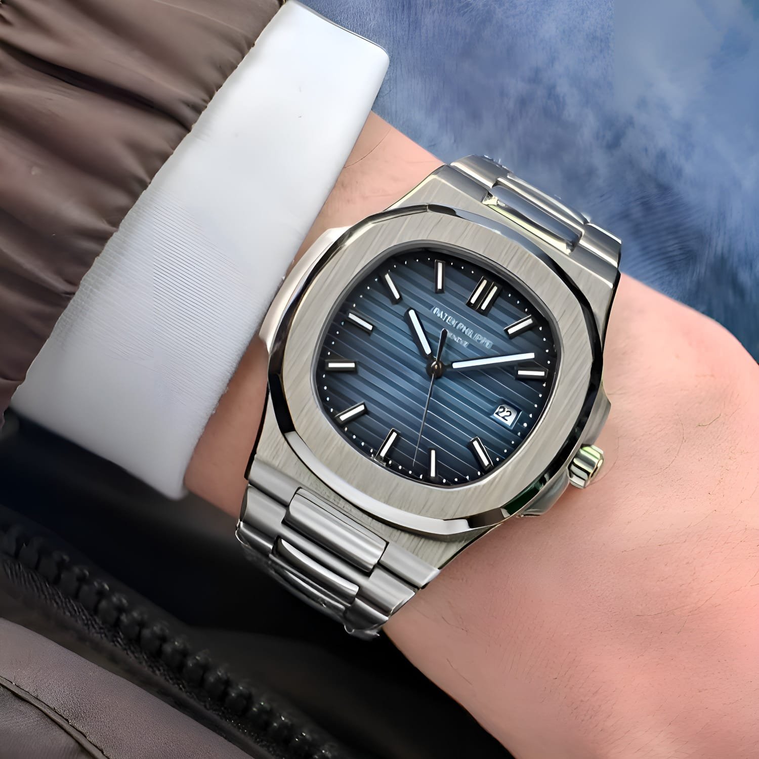 Patek_Philippe Nautilus Quartz silver blue