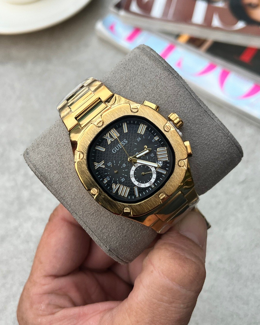 Guess Square Chronograph Gold-Black - Image 3
