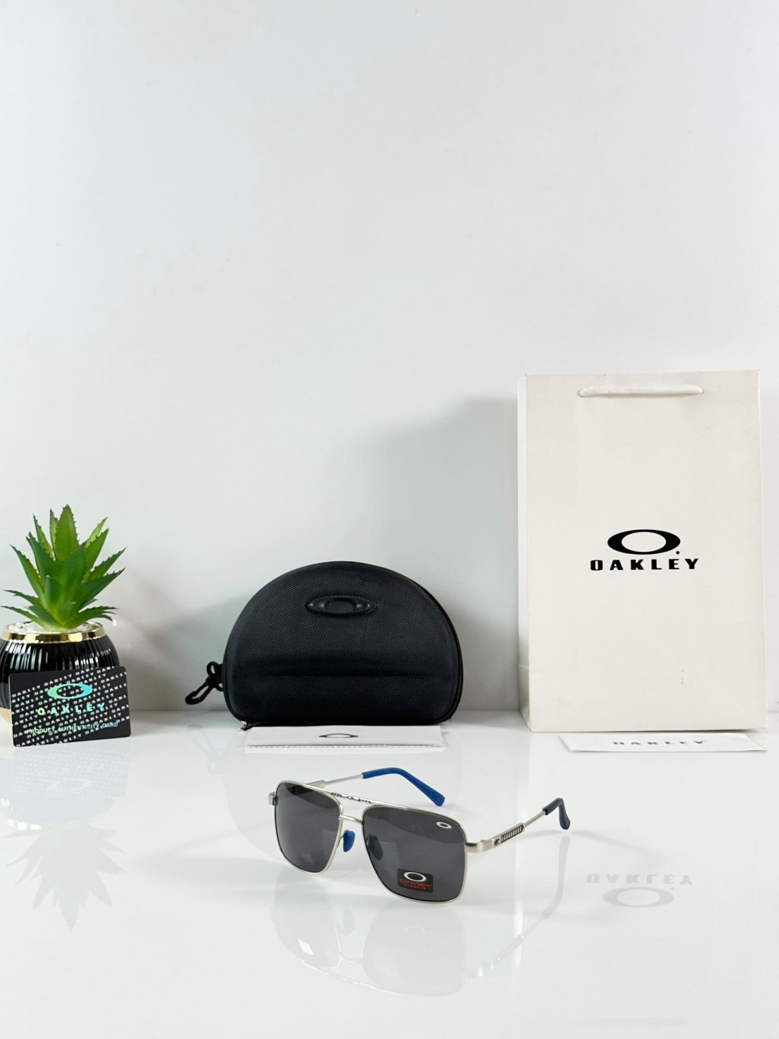 Oakley_8922_Silver_Black
