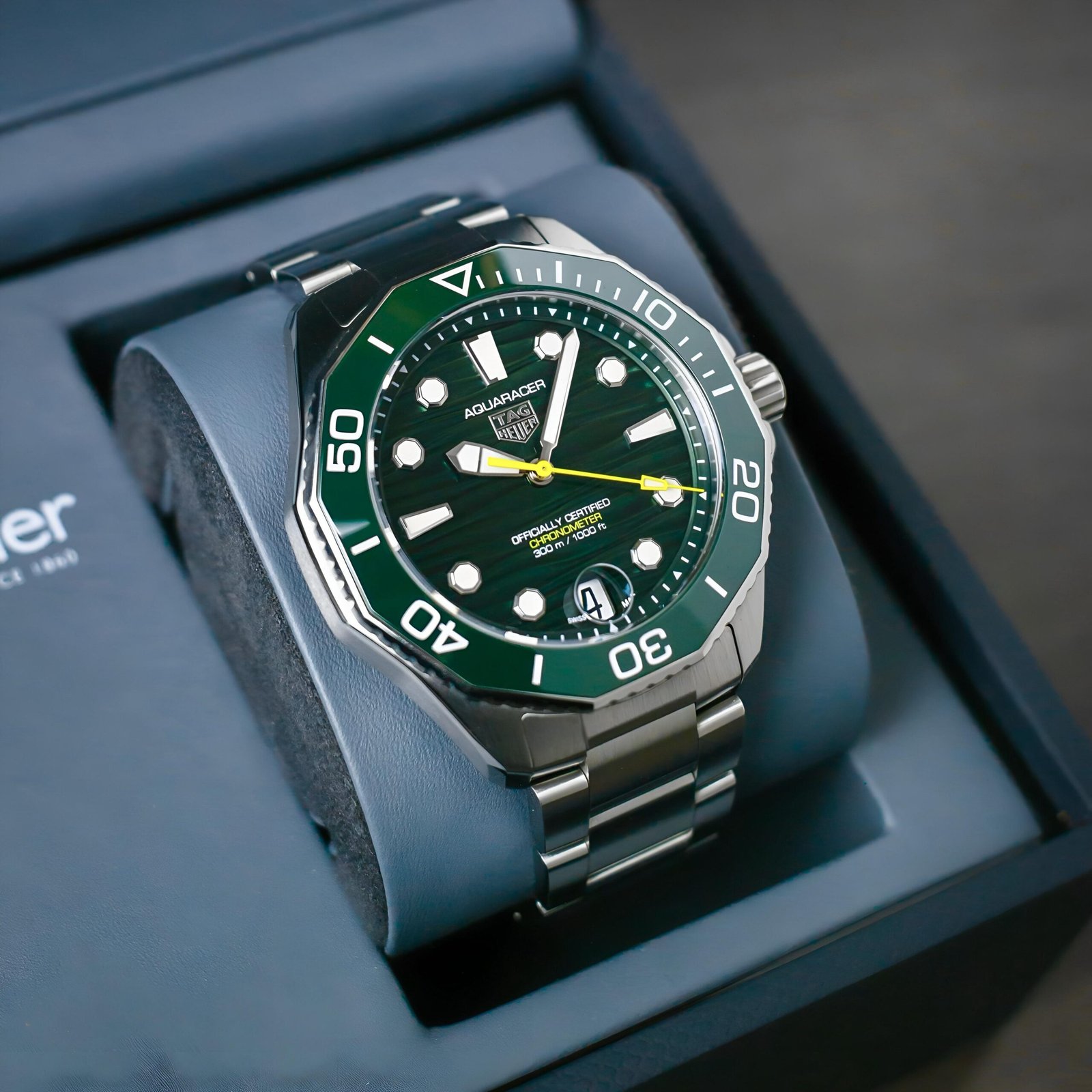 Tag Heue_r Aquaracer professional 300m Date Automatic Japan - Image 3