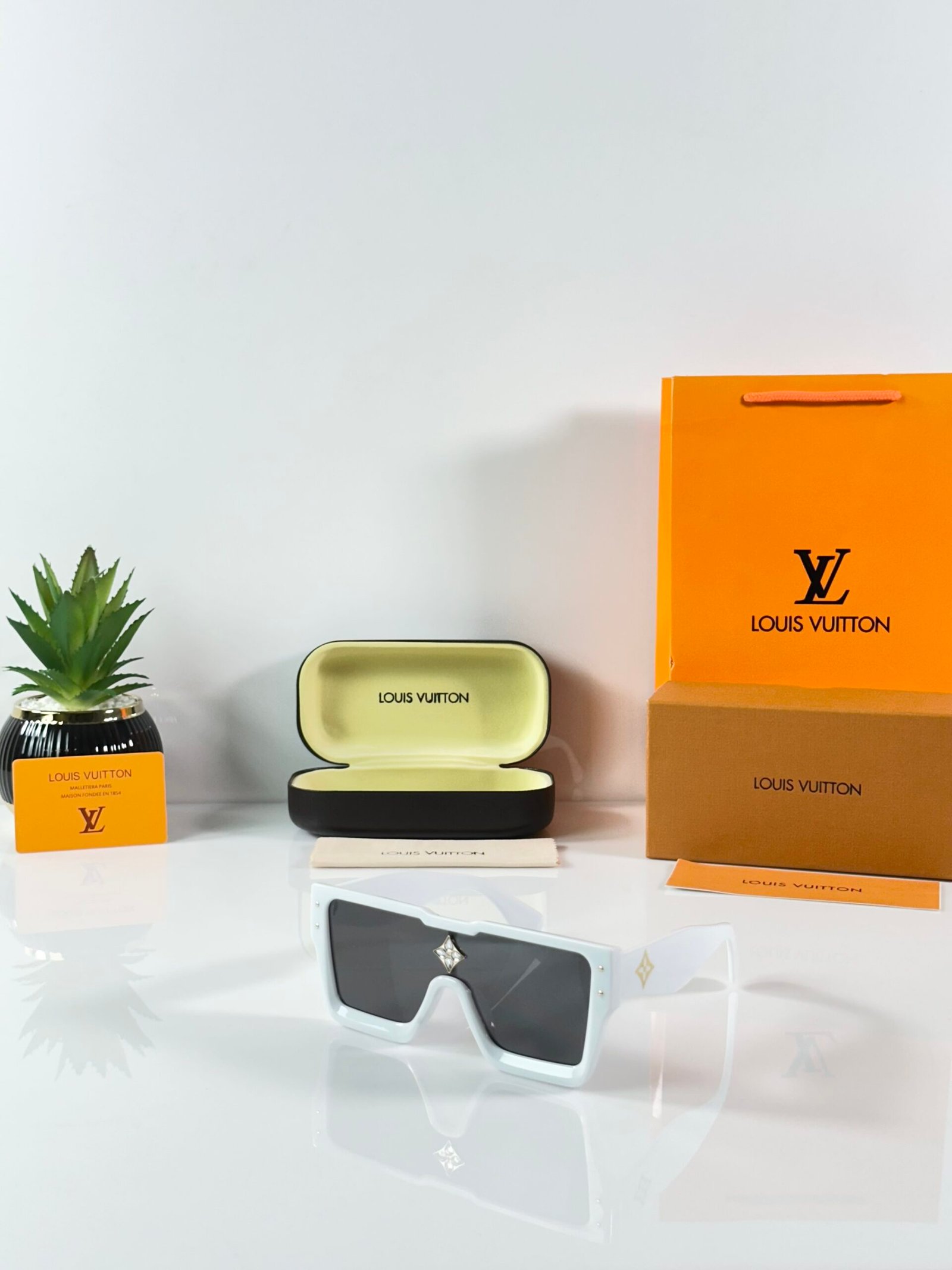 Louis_Vuitton_8959_White_Black