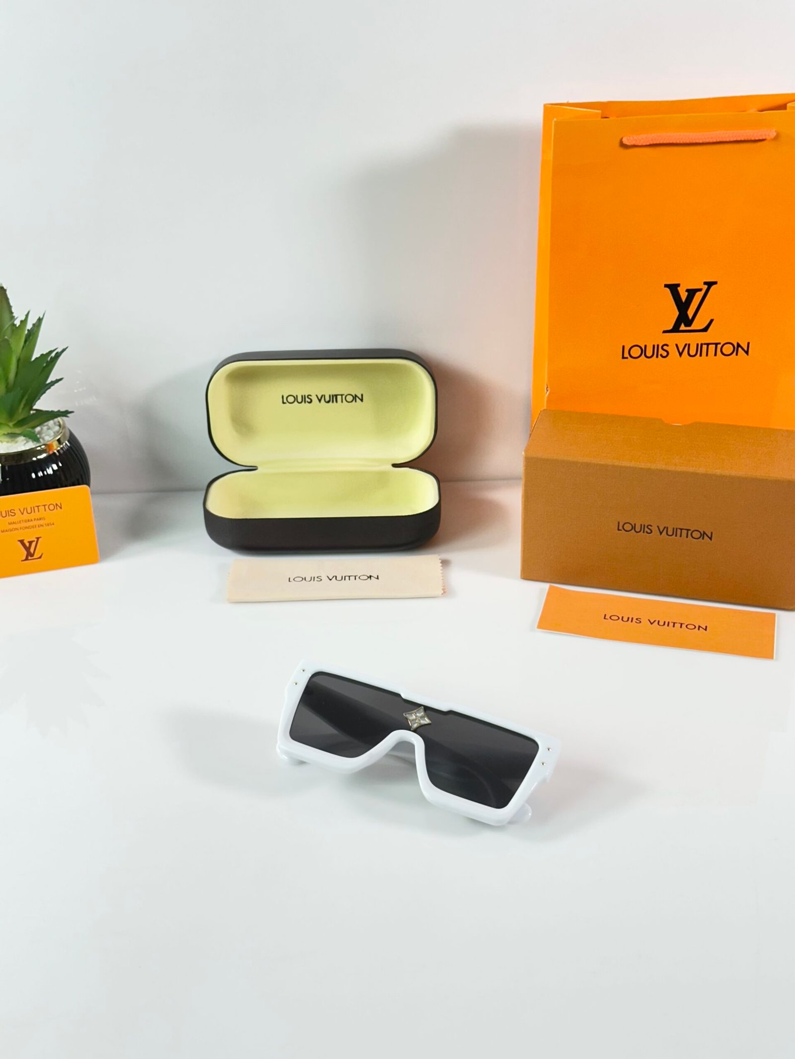 Louis_Vuitton_8959_White_Black - Image 4