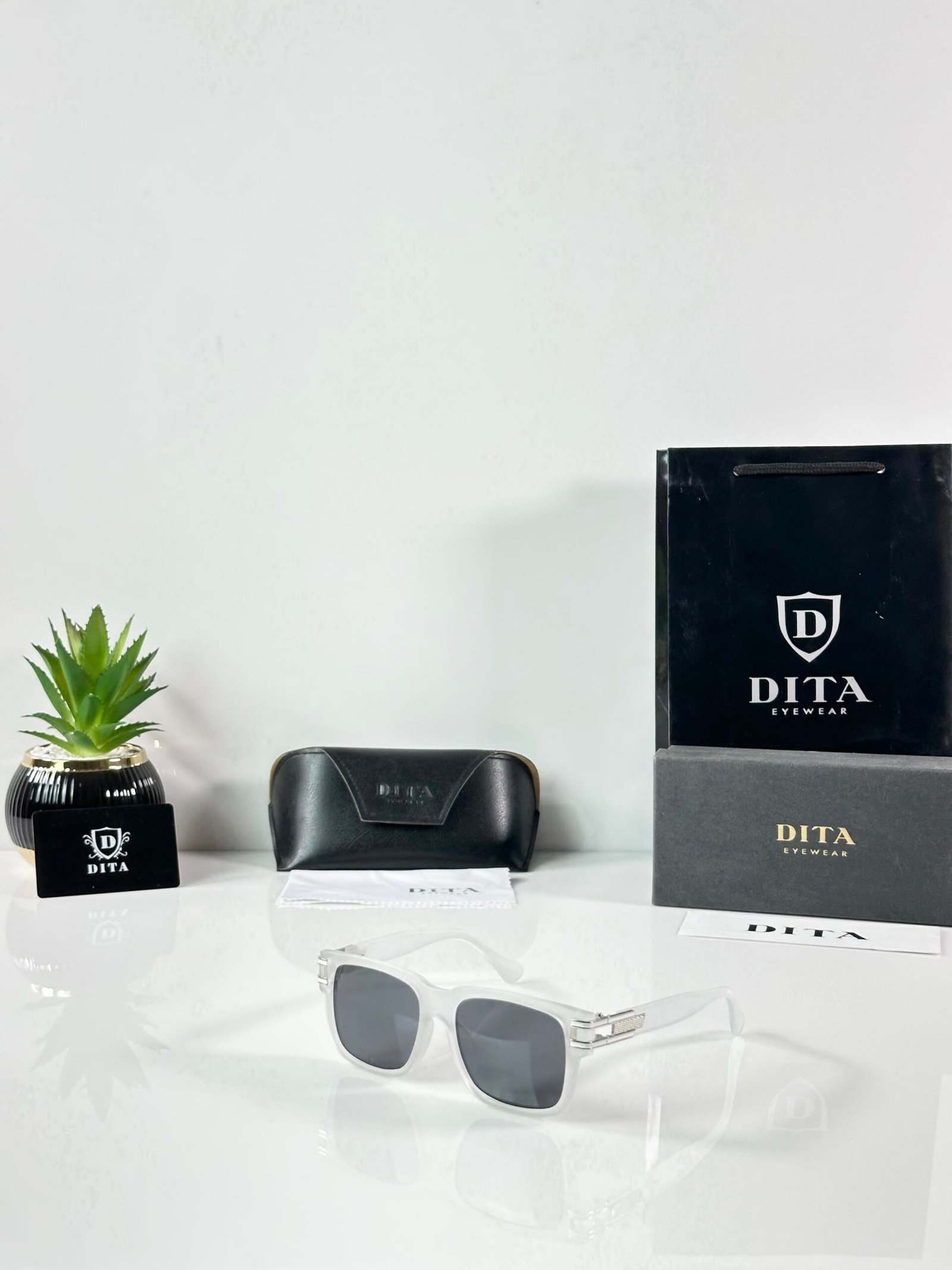 Dita 330 Ice Black