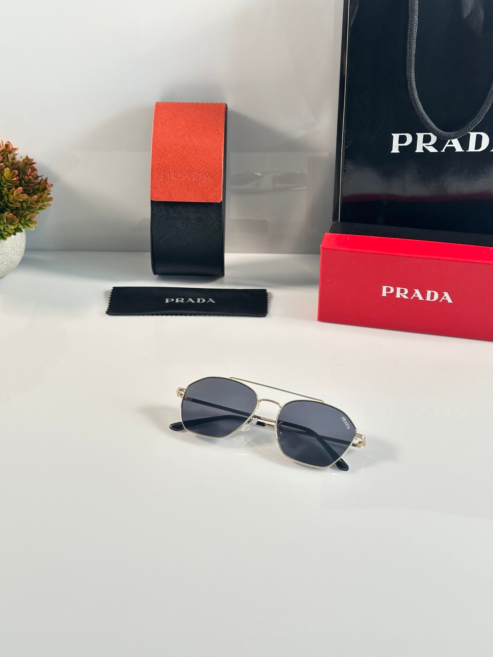 Prada_50_Gold_Black - Image 4