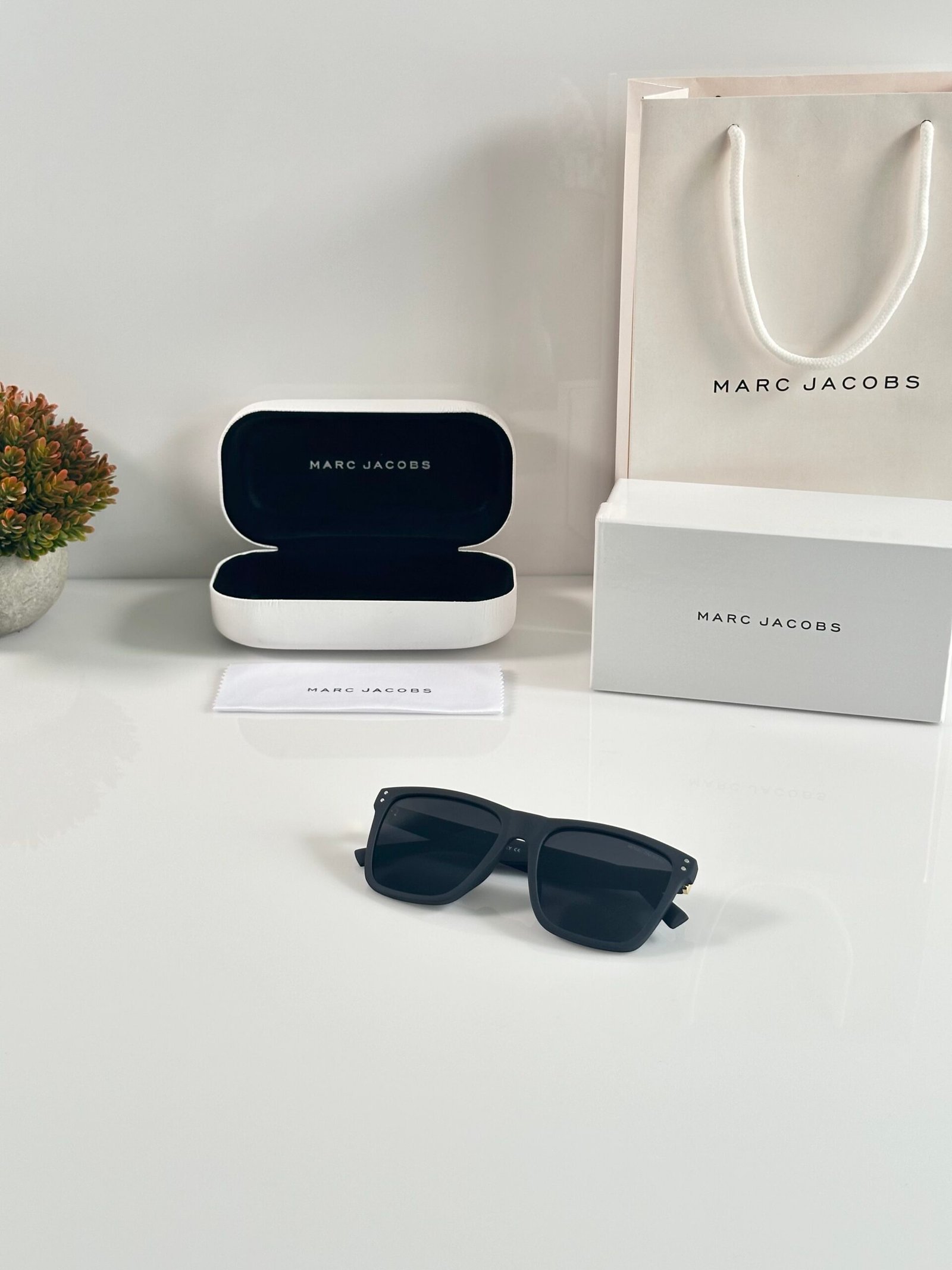 Marc Jacobs 6000 Black - Image 4