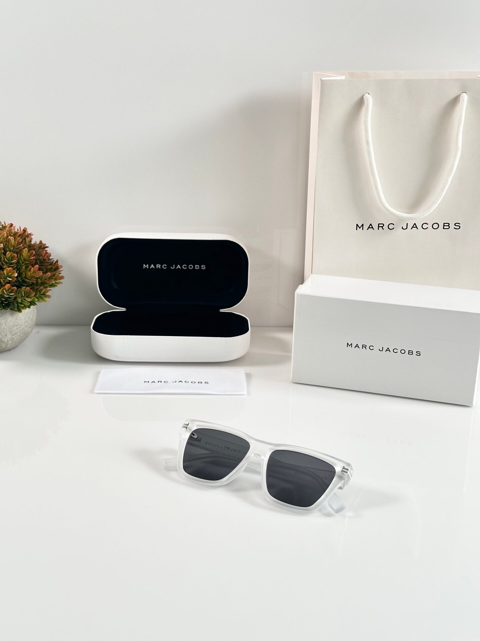 Marc Jacobs 1002 Ice Black - Image 4