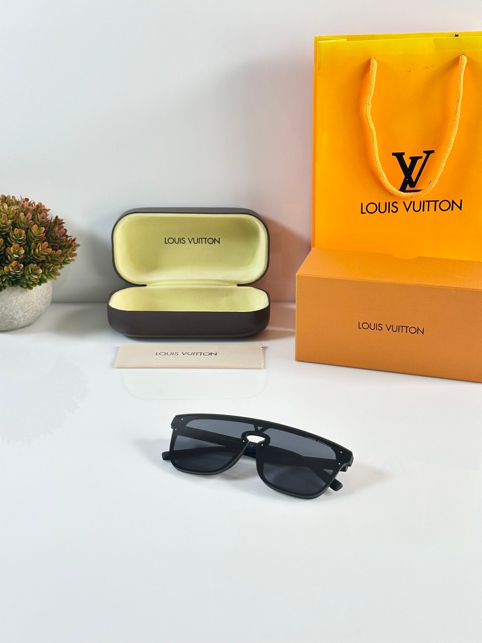 Louis_Vuitton_1822_Black - Image 4