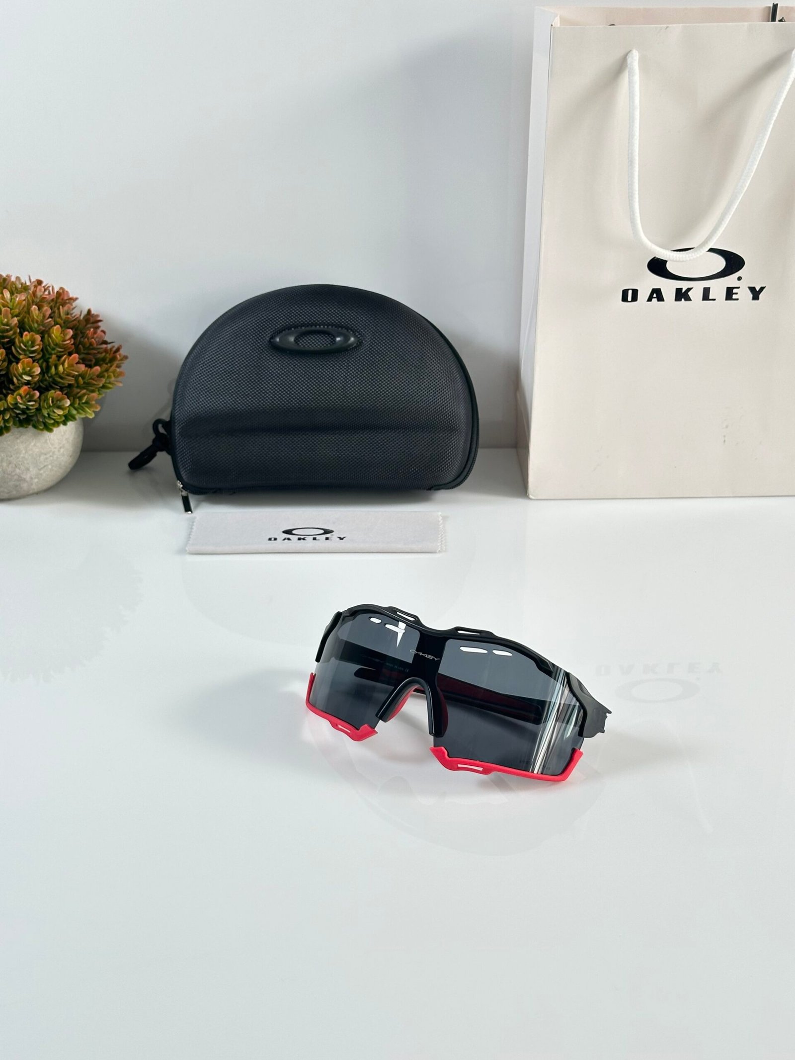 Oakley_8241_Black_Red - Image 4