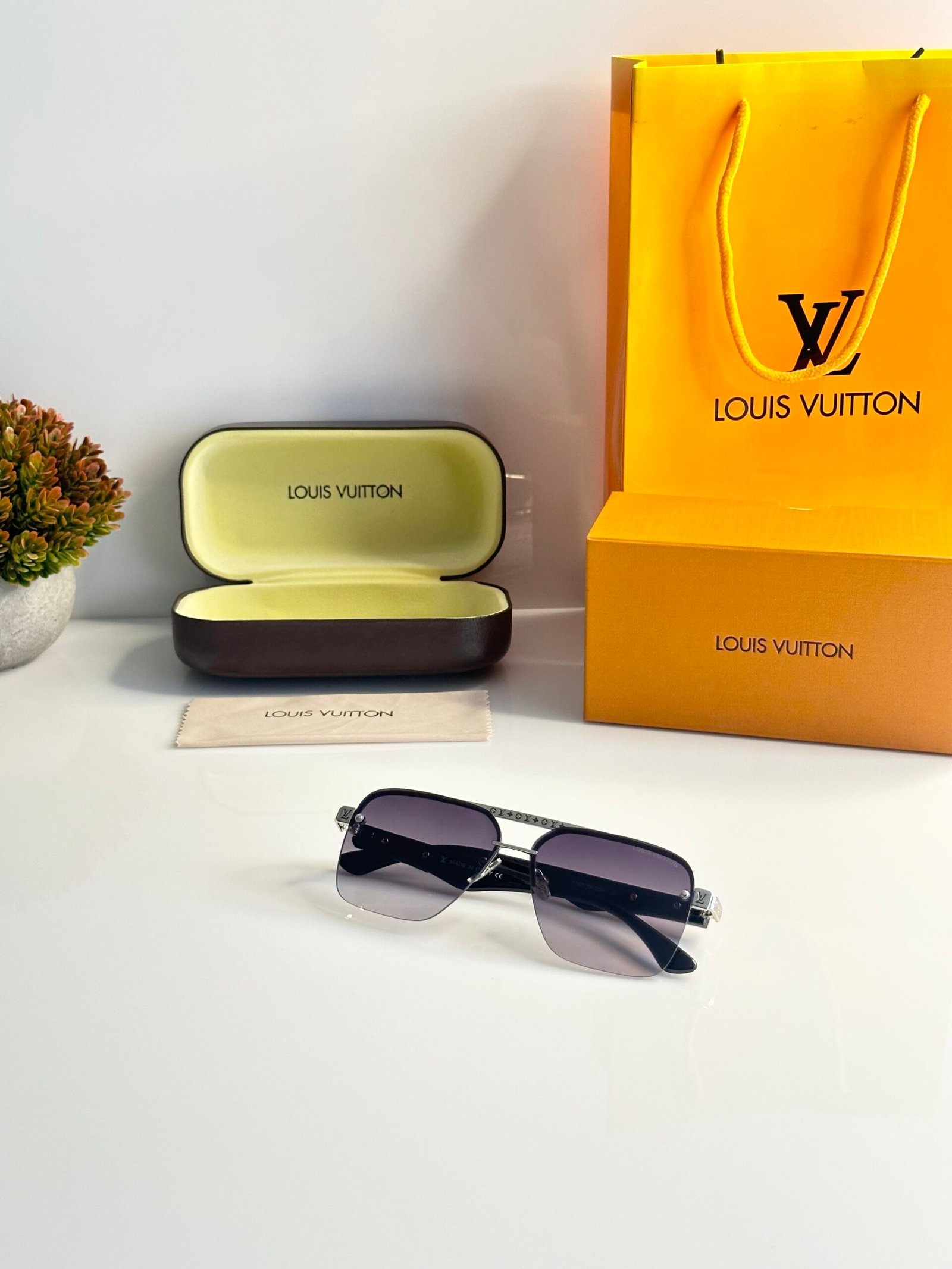Louis_Vuitton_5125_Silver_Black_DC - Image 4
