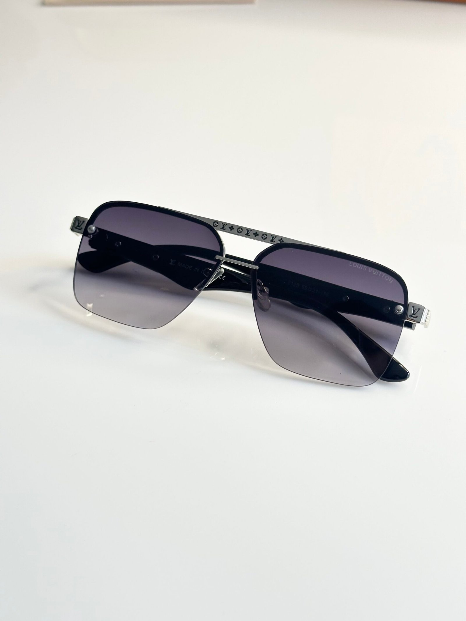 Louis_Vuitton_5125_Silver_Black_DC - Image 3
