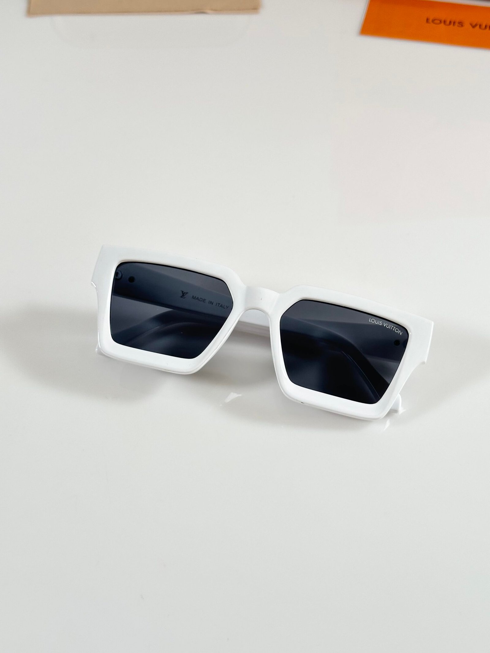 LV 1505 White Black - Image 3
