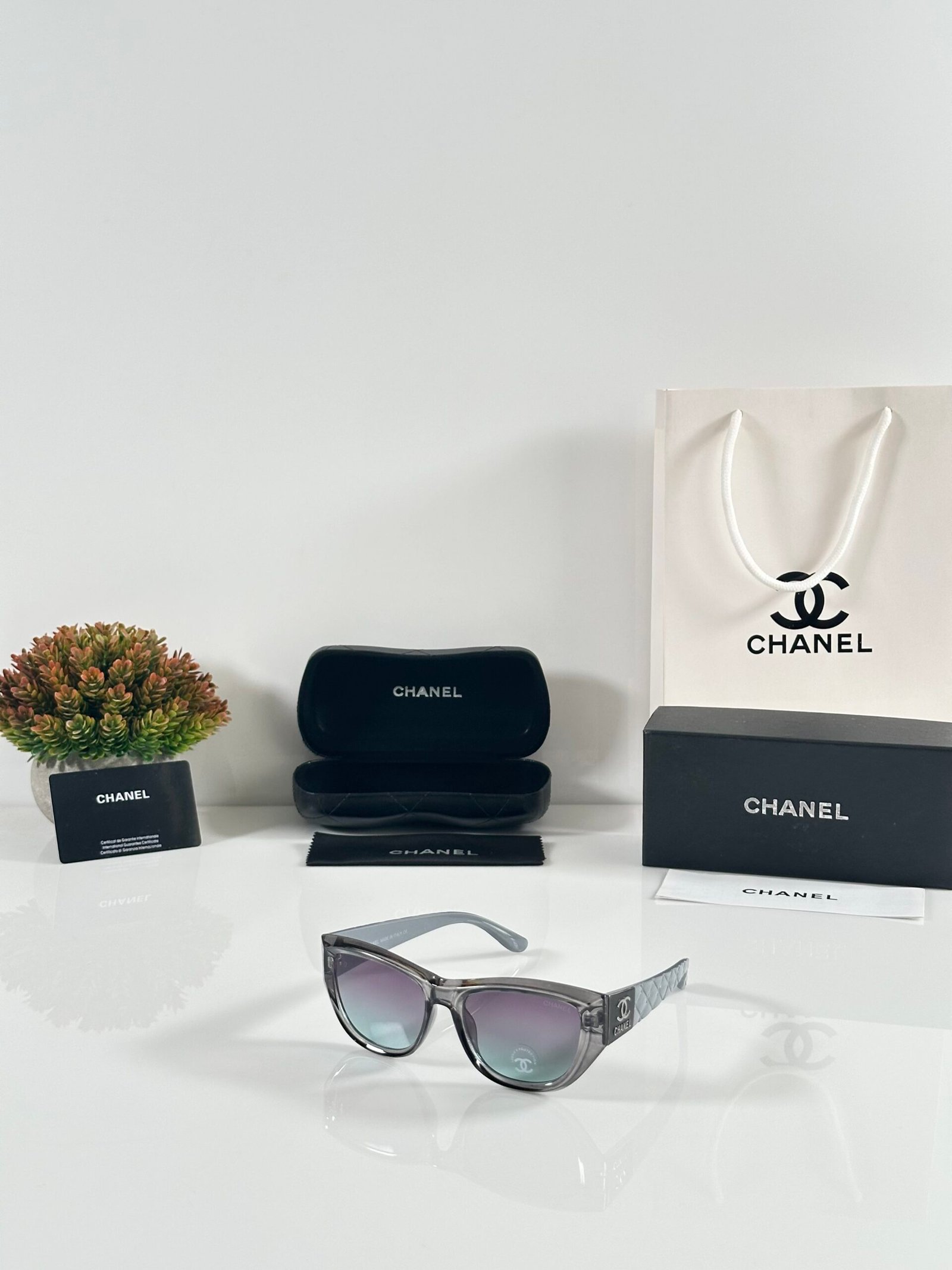 Chanel_WMNS_0688_Grey_Green_DC