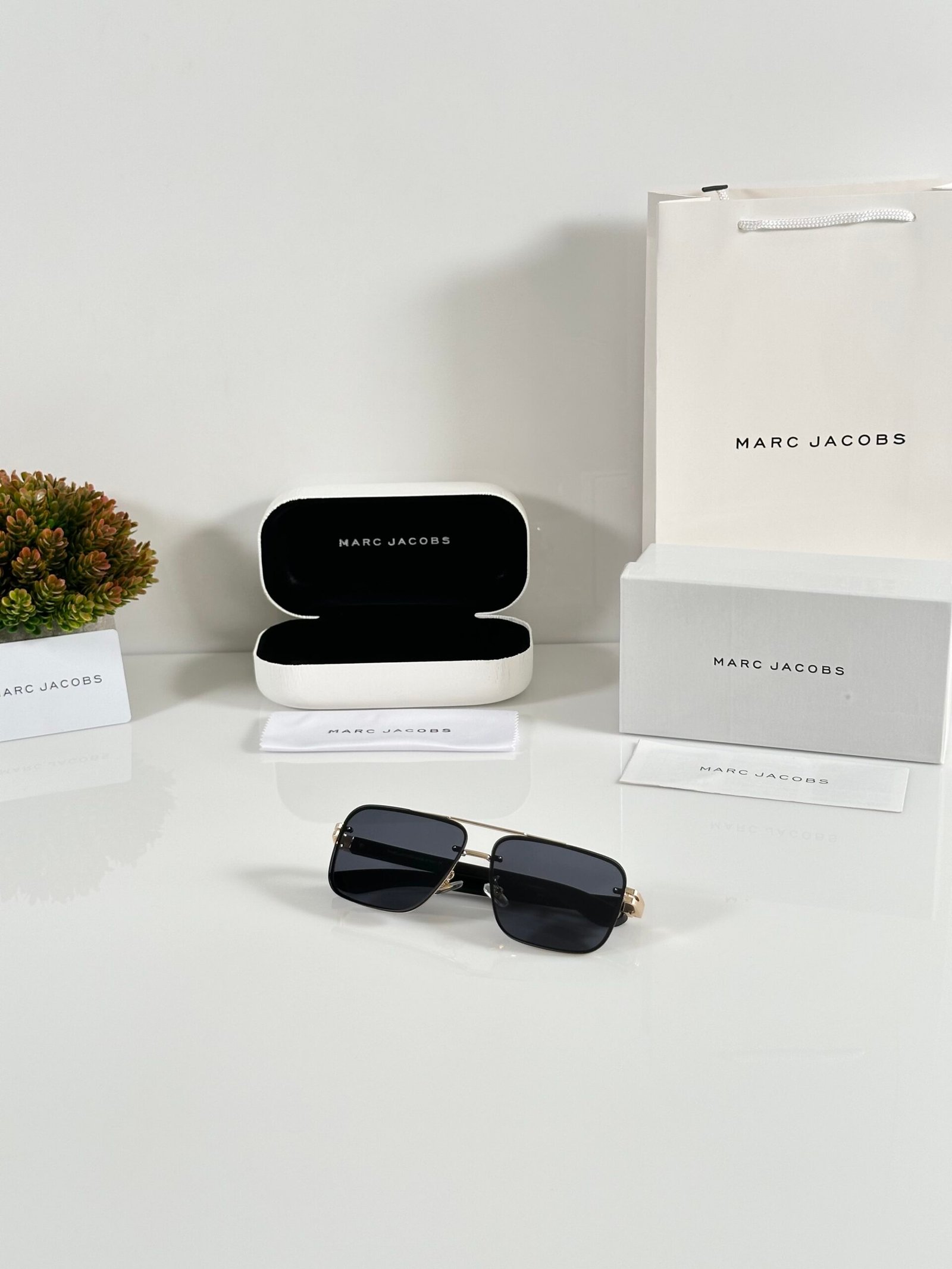 Marc Jacobs 387 Gold Black - Image 4