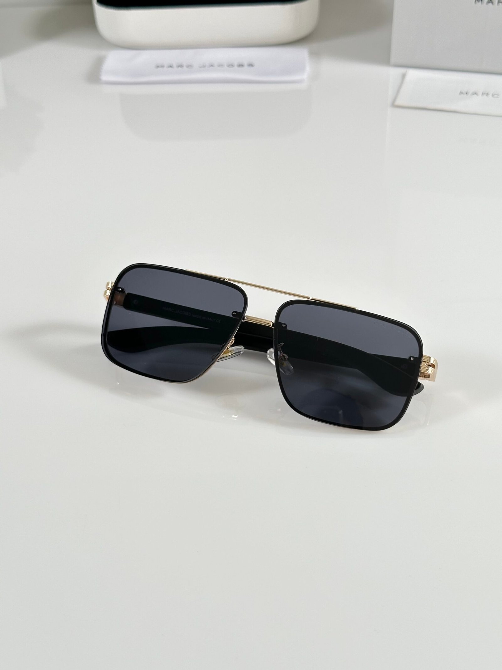 Marc Jacobs 387 Gold Black - Image 3