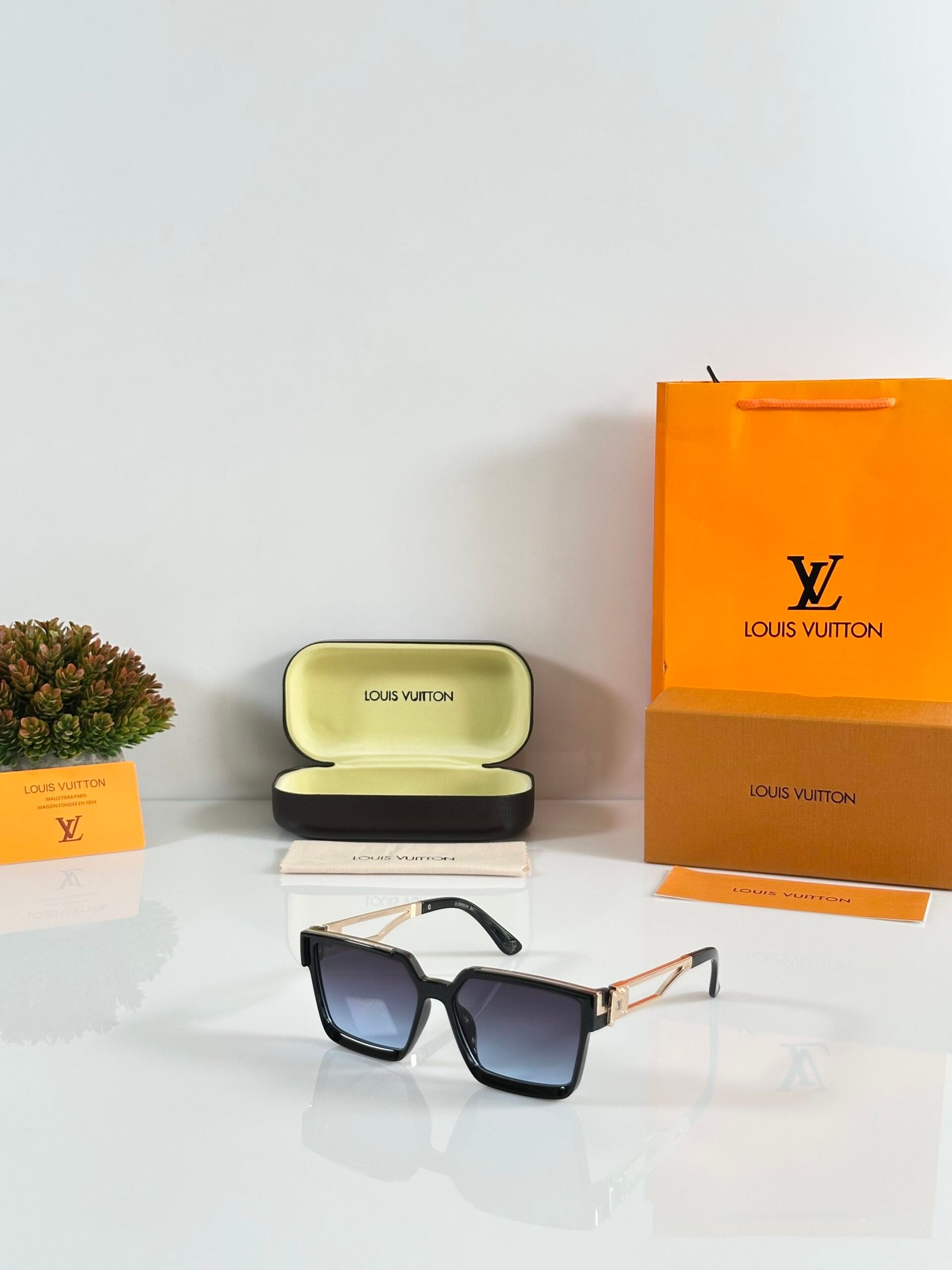 Louis_Vuitton_139_Gold_Black_Blue