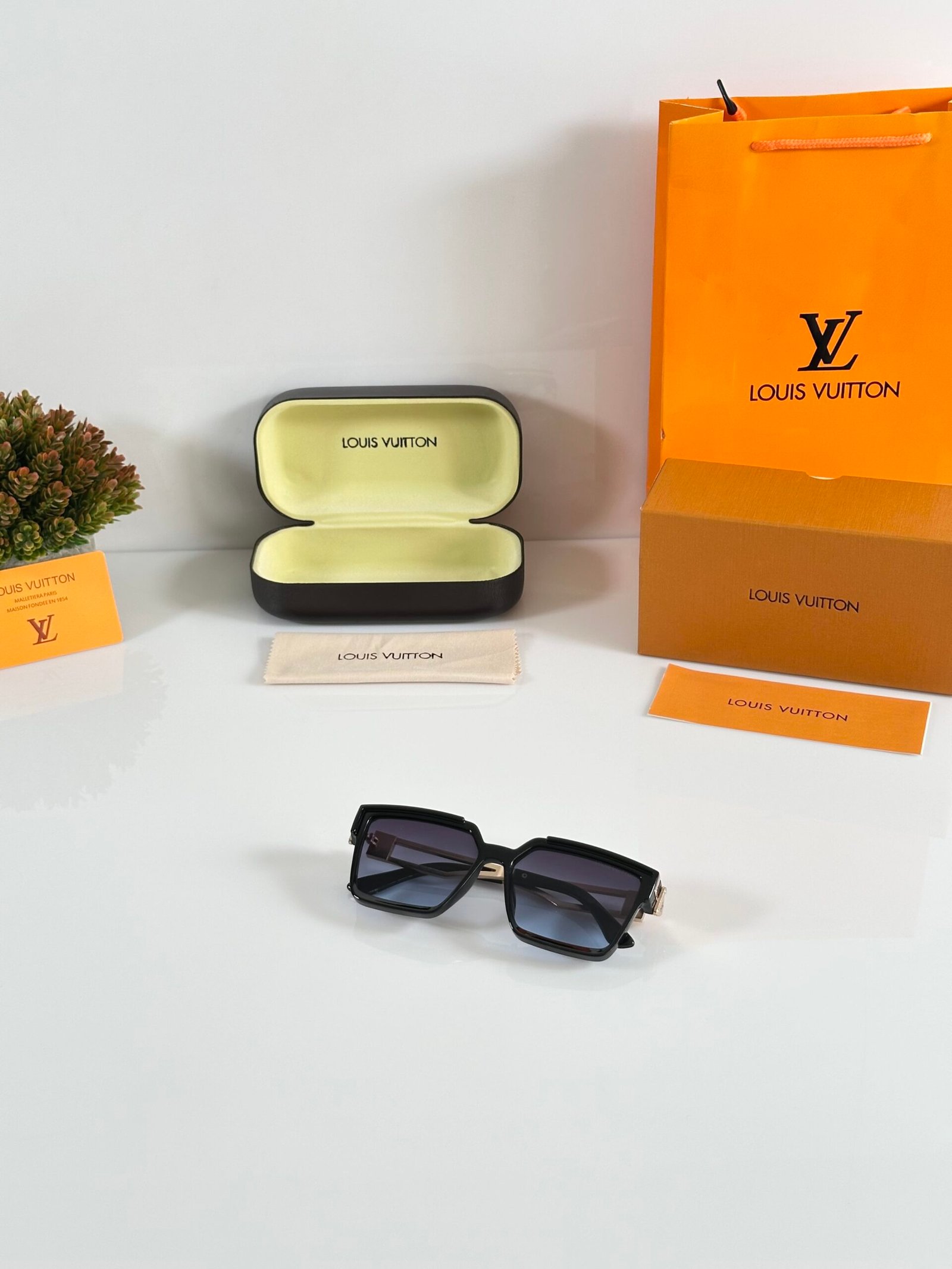 Louis_Vuitton_139_Gold_Black_Blue - Image 4