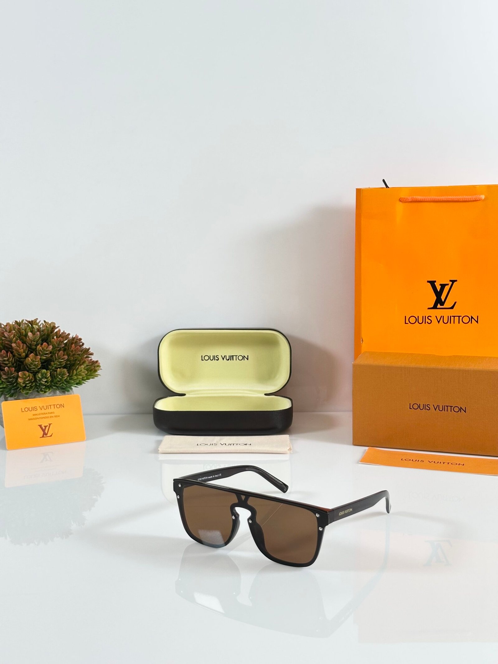 Louis_Vuitton_1822_Brown