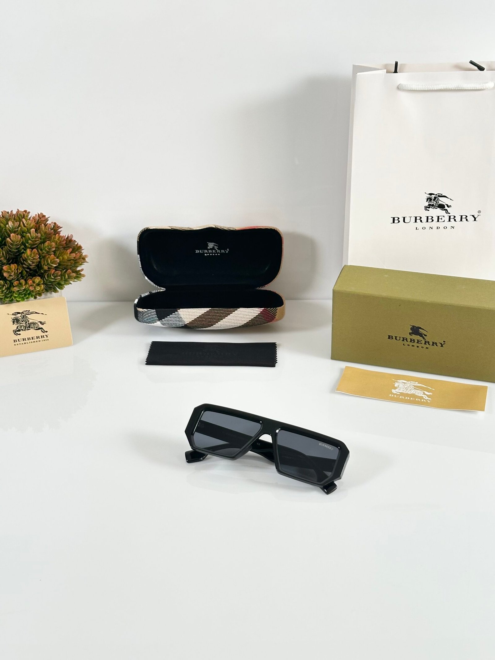 Burberry_4366_Black_Multi - Image 4