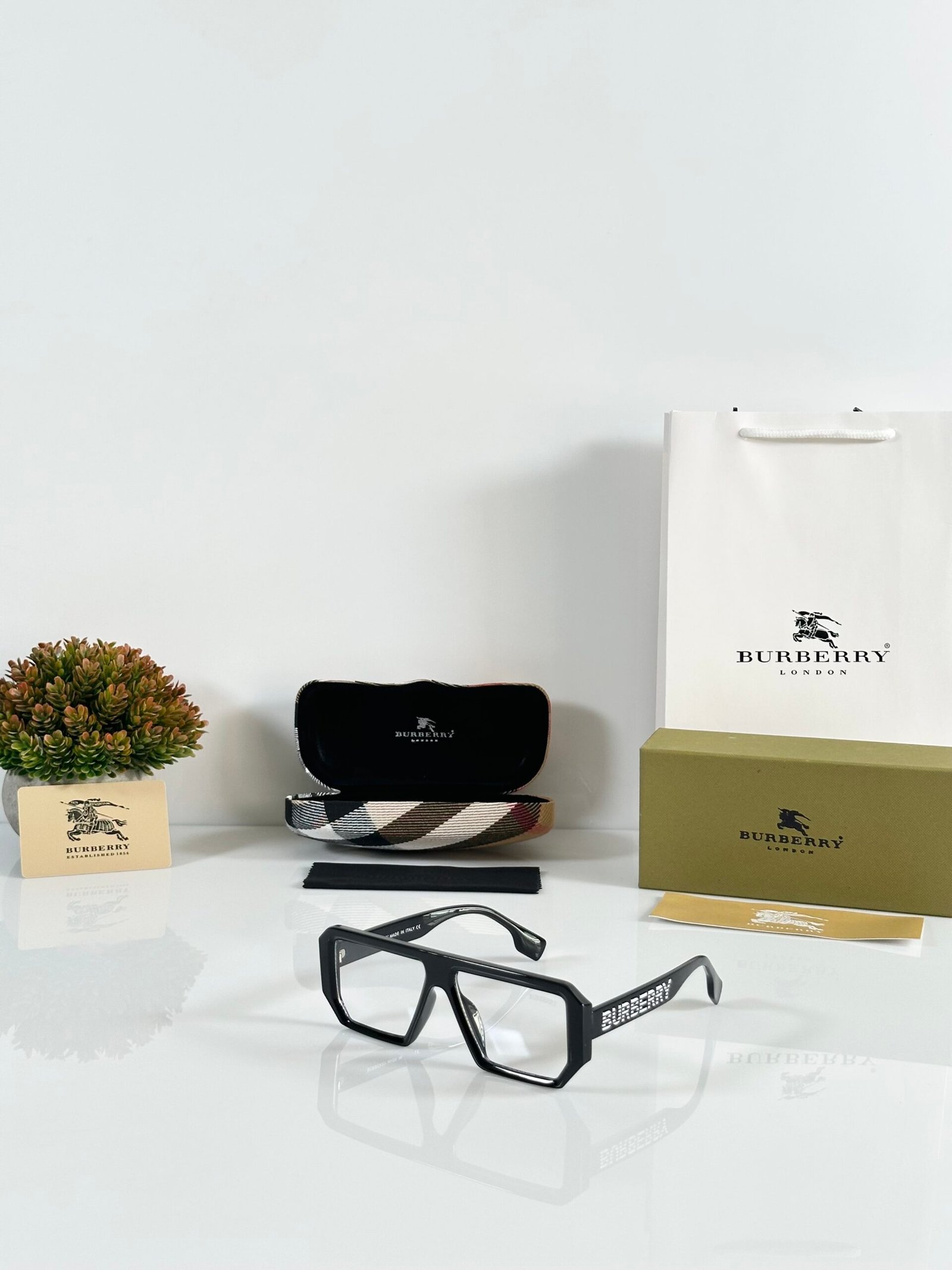 BB 4366 Black White Frame