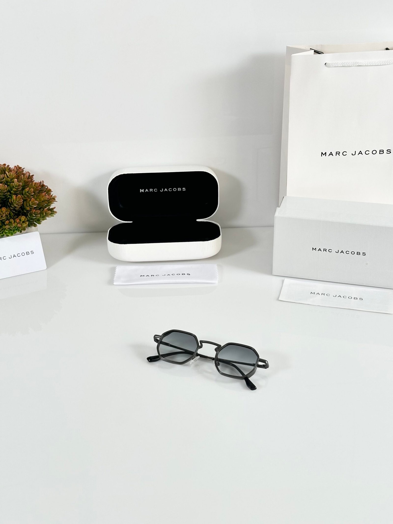 Marc Jacobs 506 Gun Green DC - Image 4