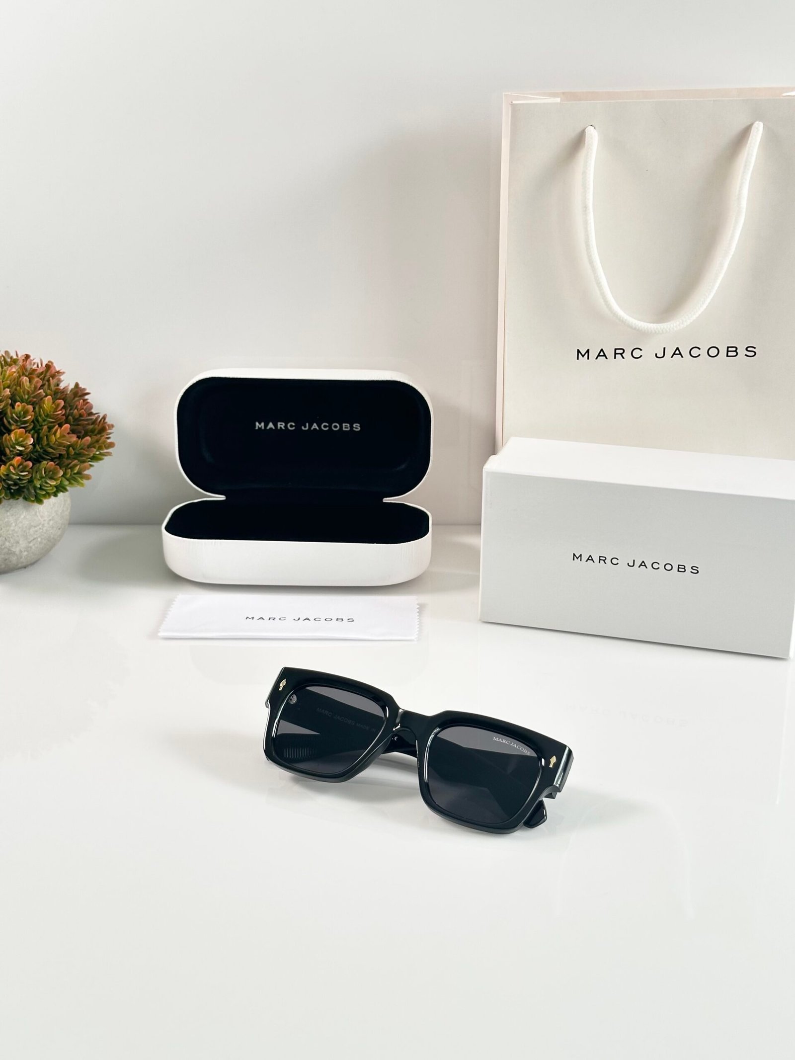 Marc Jacobs 1126 Black - Image 4