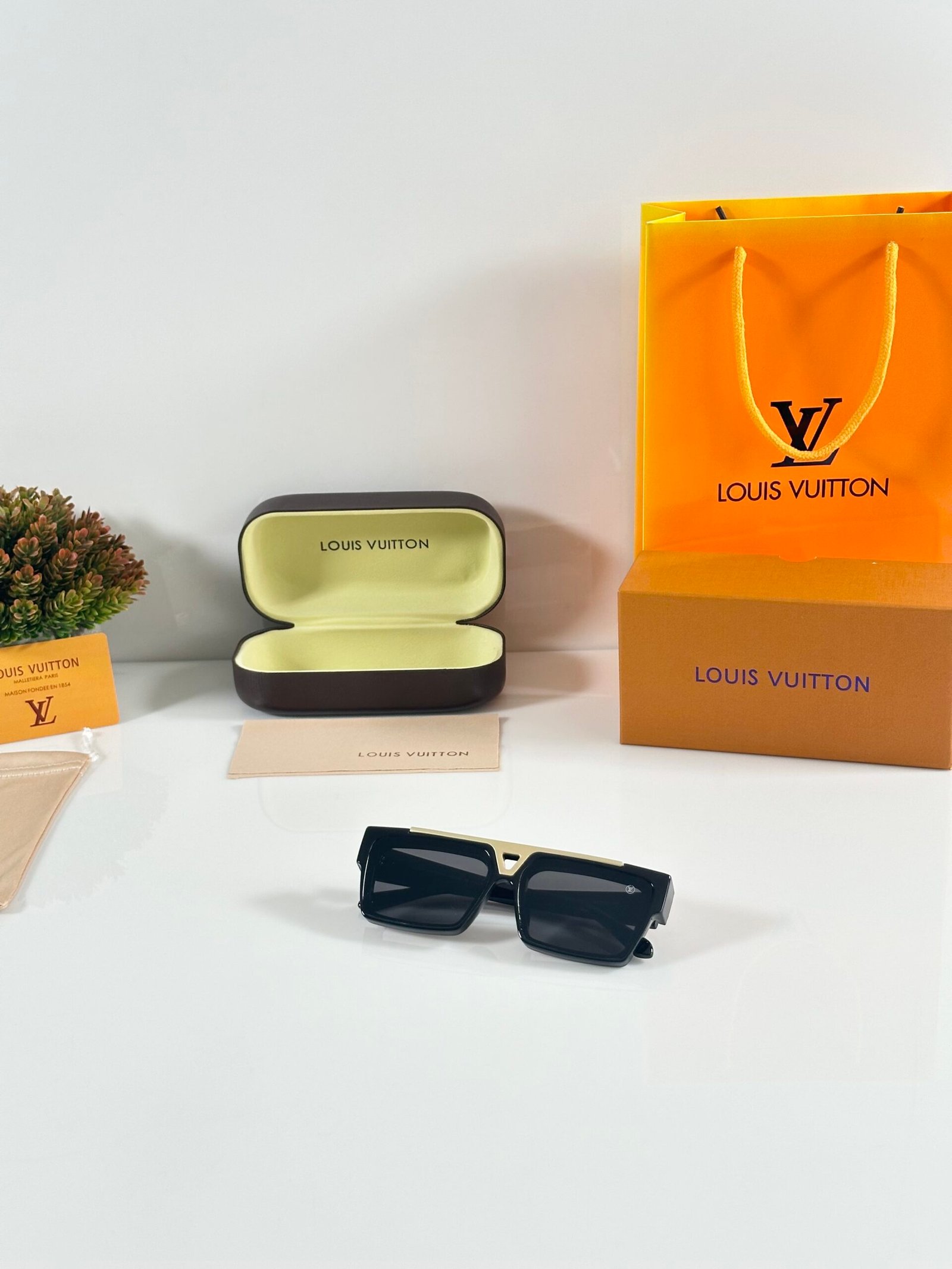 LV 1984 Gold Black - Image 4