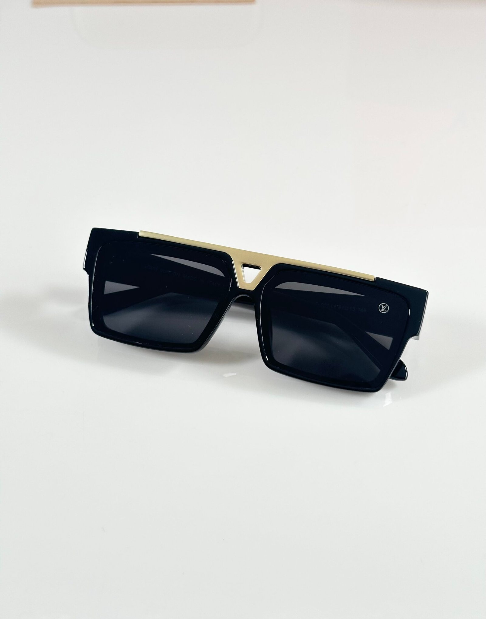 LV 1984 Gold Black - Image 3