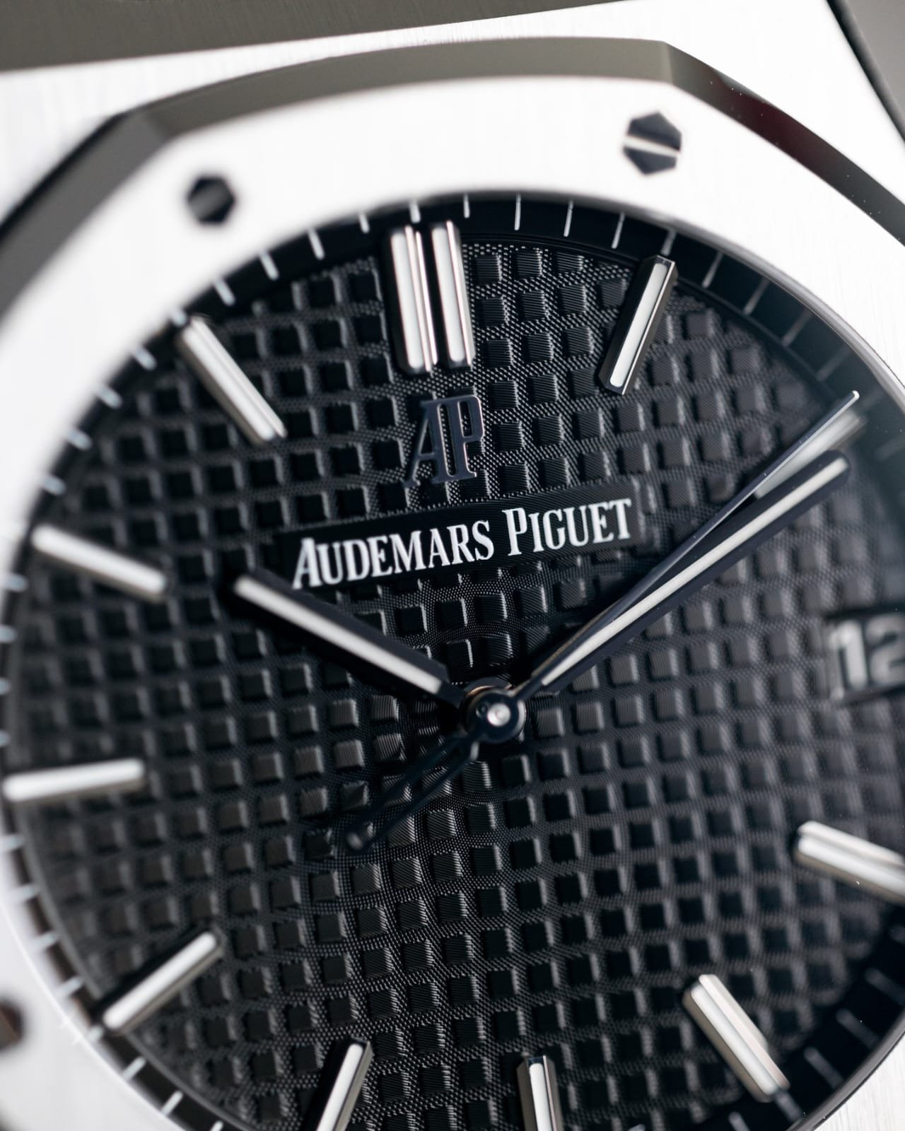 Audemar_s Piguet Royal Oak Quartz Silver-Black - Image 5