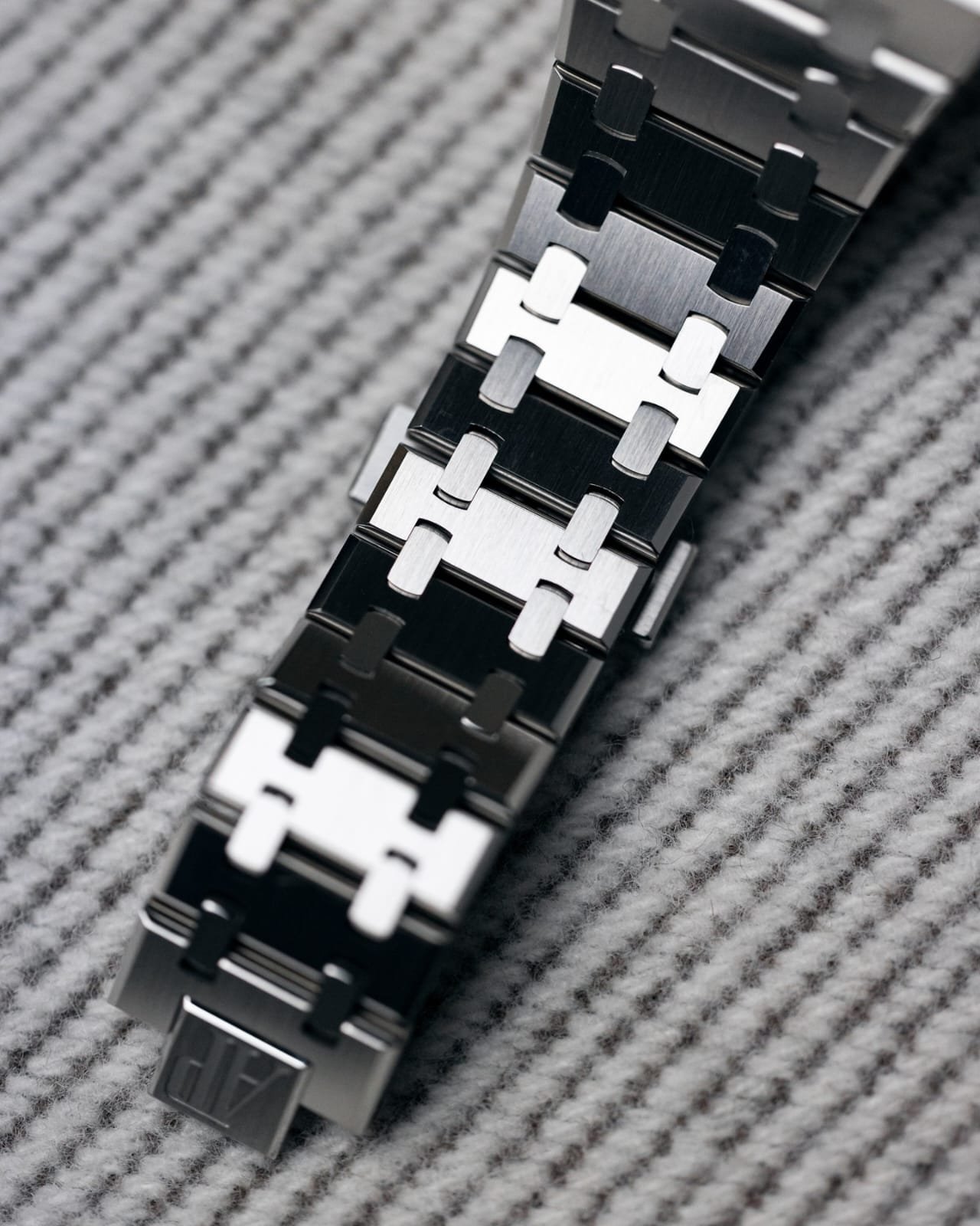 Audemar_s Piguet Royal Oak Quartz Silver-Black - Image 4