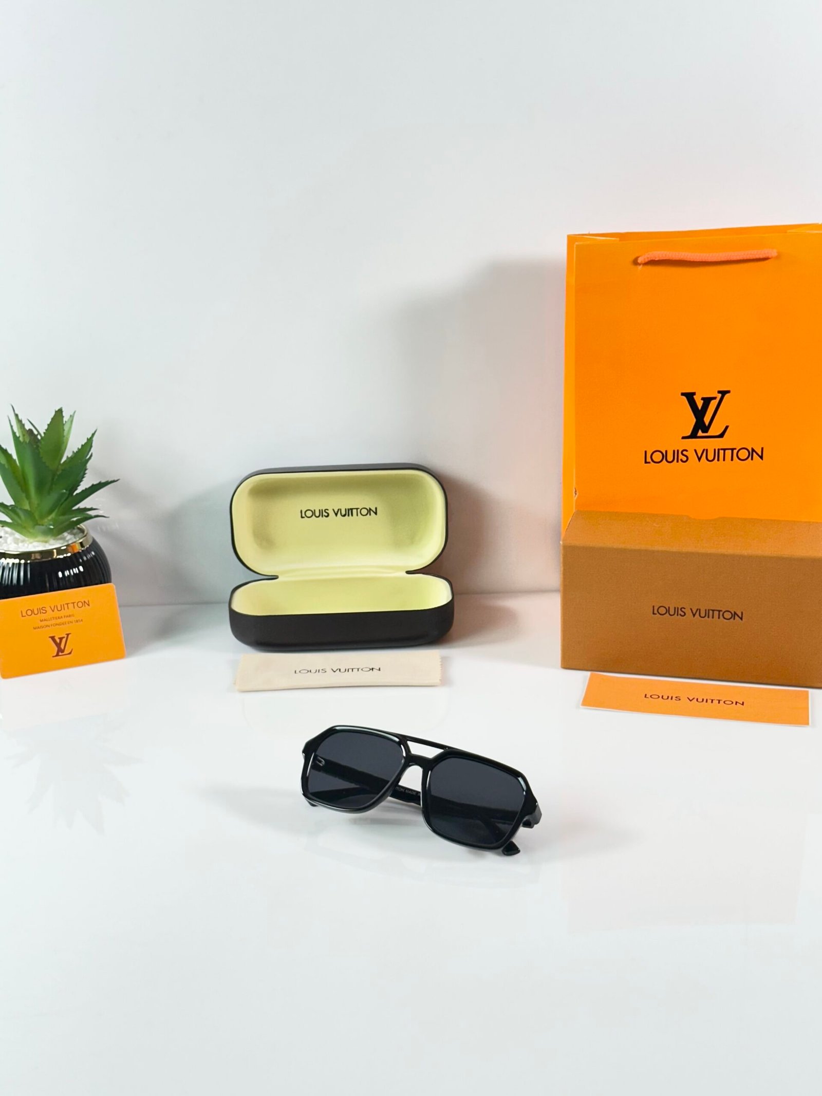 Louis_Vuitton_2687_Gold_Black - Image 4
