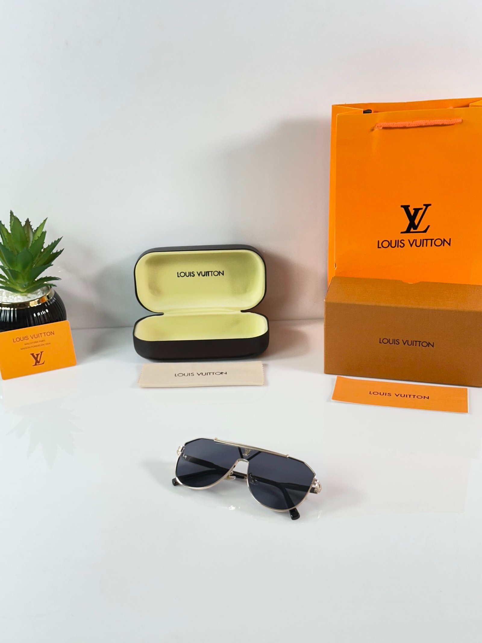 LV 2295 Gold Black - Image 5