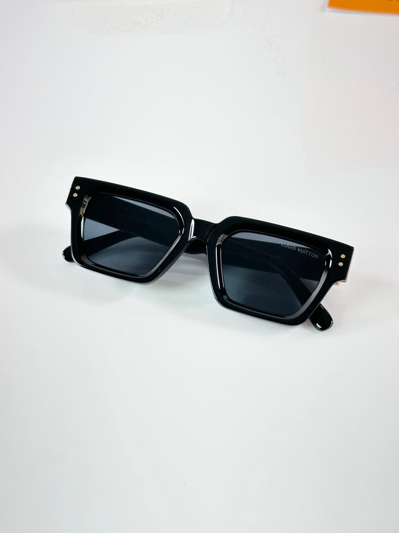 LV 8263 Black - Image 4