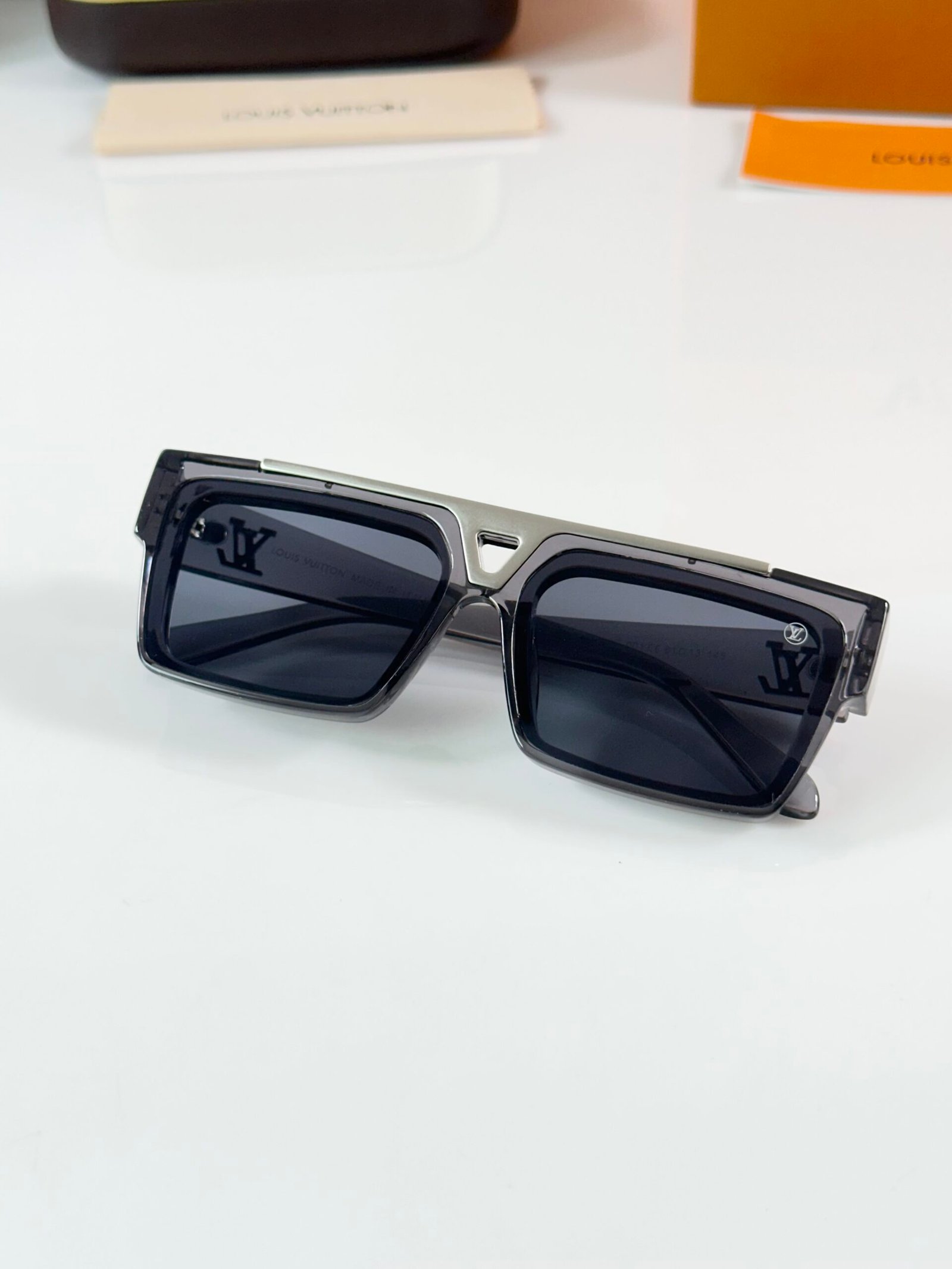 LV 1984 Shine Grey - Image 4