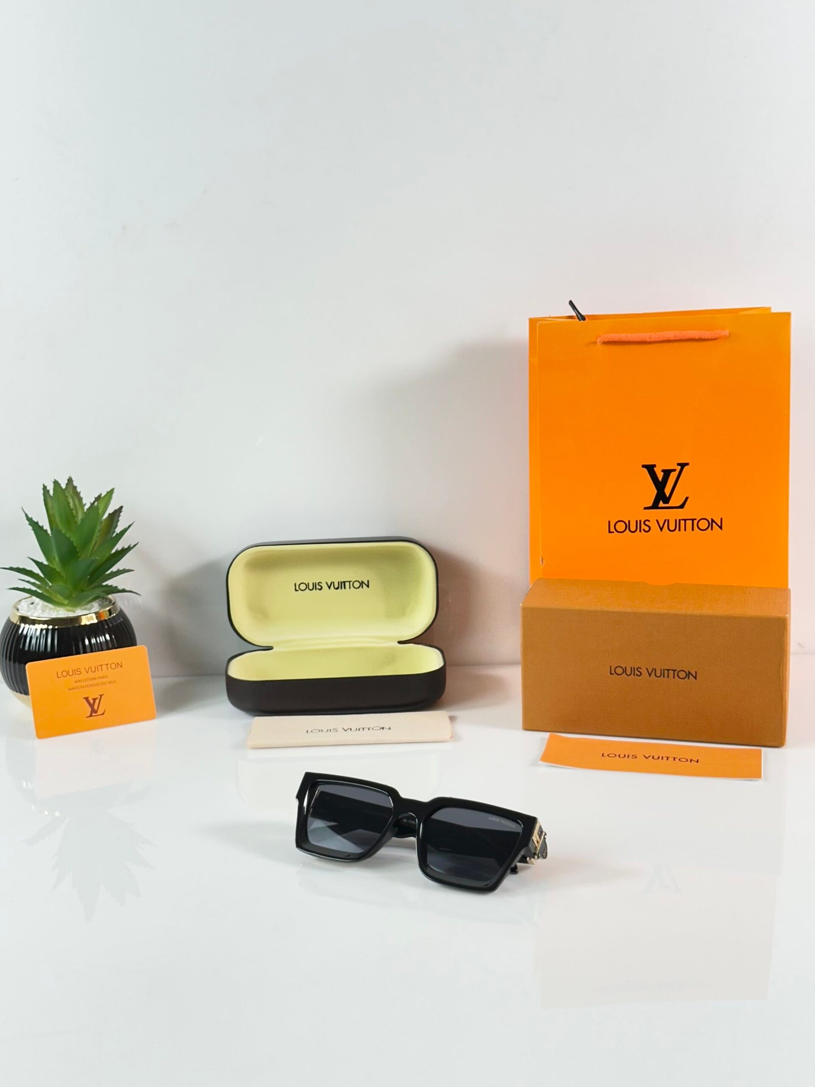LV 96006 Gold Black - Image 6